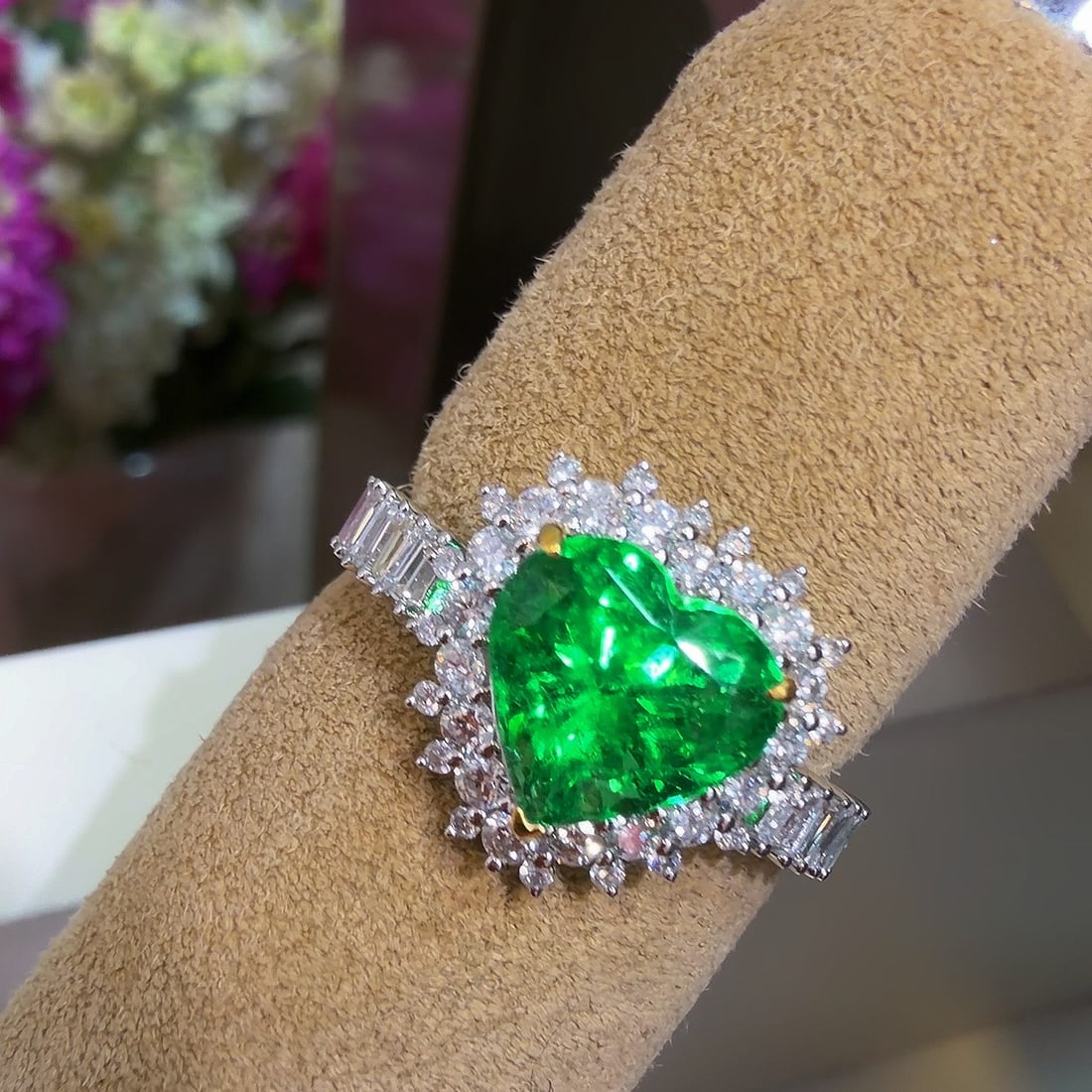 14k Gold 2.02 Ct Vivid Green Natural Emerald & Diamond Ring: Ref:231130209 // gold content:14k gold // ring size:7. 25us // // main gemstone:emerald // shape:heart // carat weight:2. 02ct // color:vivid green // treatment:natural // // adjacent gemstone 2 :