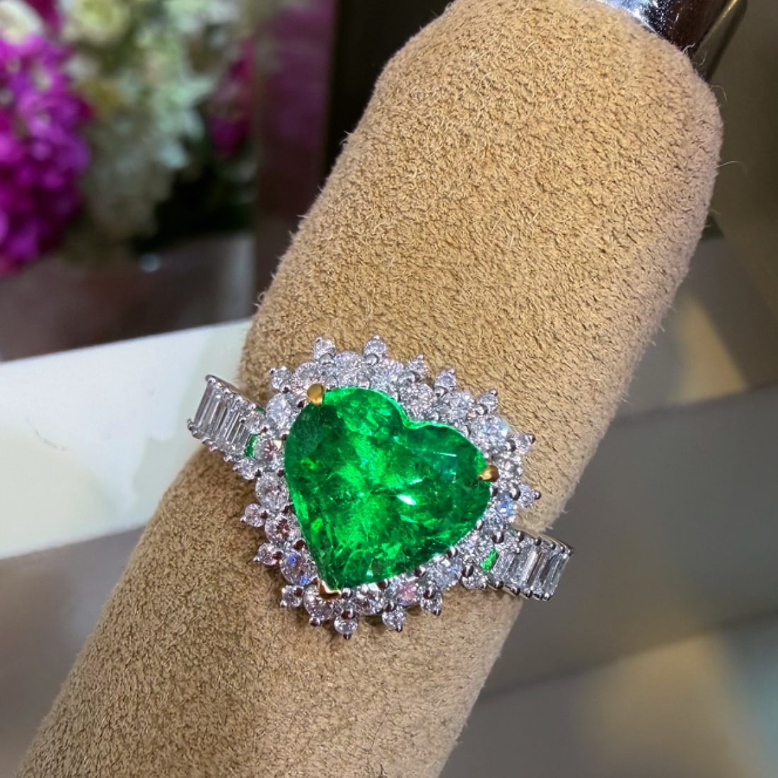 14k Gold 2.02 Ct Vivid Green Natural Emerald & Diamond Ring - 4