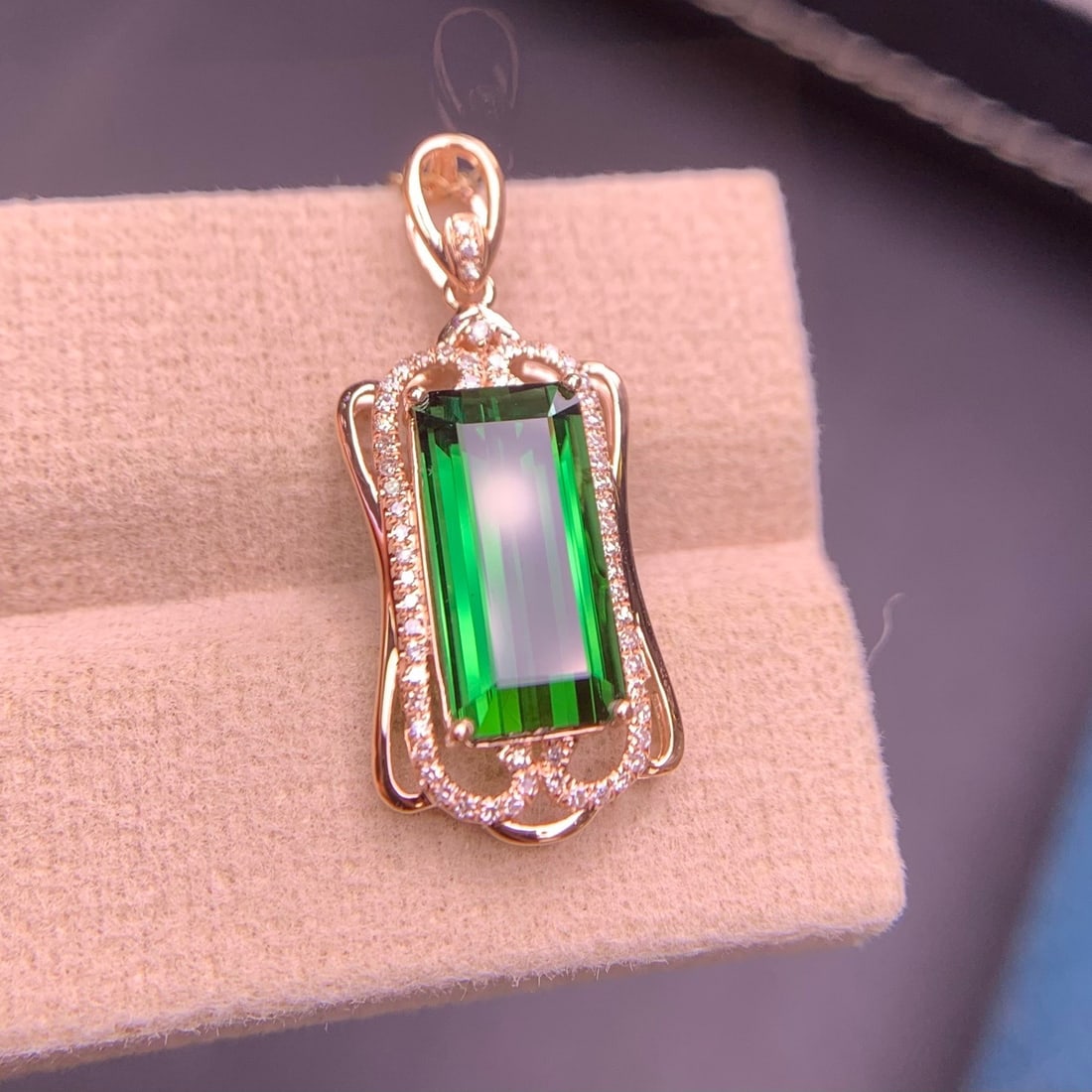 14k Gold 4.1 Ct Natural Tourmaline & Diamond Pendant( Without Chain ): Ref:231130259 // gold content:14k gold // main gemstone:tourmaline // shape:octagonal // carat weight:4. 1ct // color:green // treatment:natural // // adjacent gemstone 2 : diamond // shape:round // c