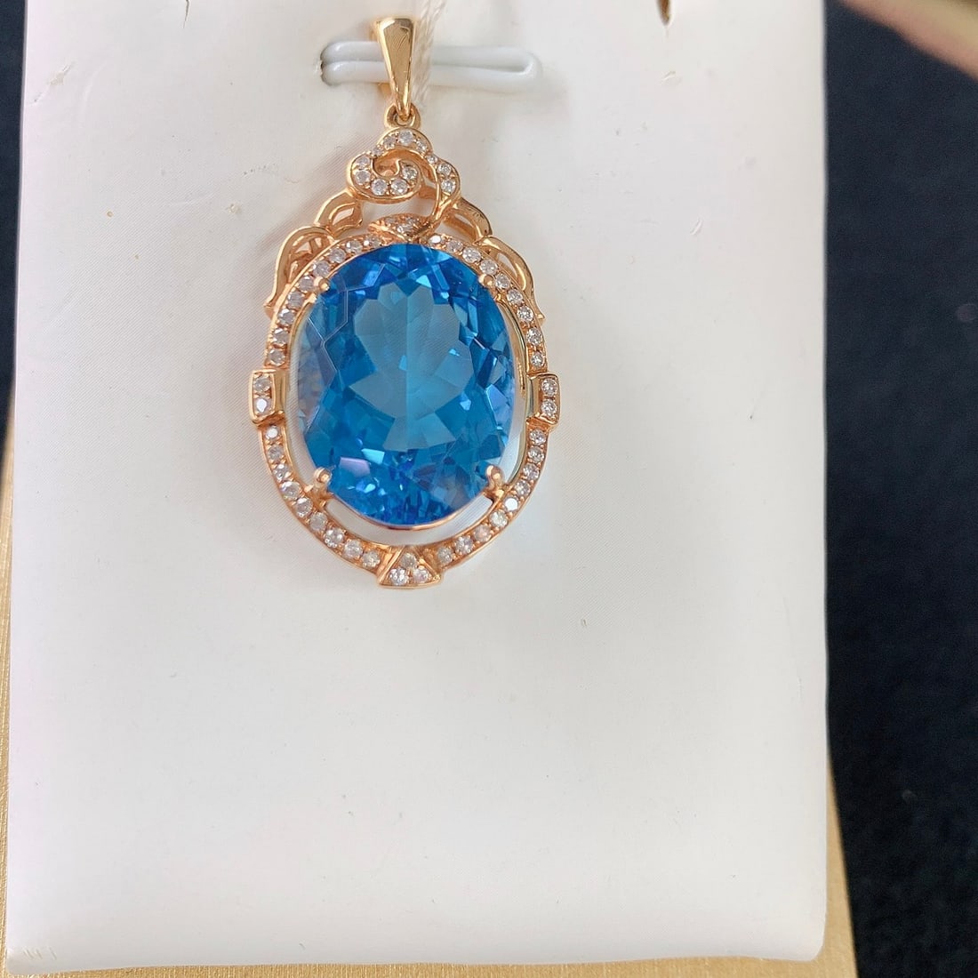 14k Gold 11.92 Ctw Natural Topaz & Diamond Pendant( Without Chain ): Ref:231130270 // gold content:14k gold // main gemstone:topaz // shape:oval // carat weight:11. 65ct // color:blue // treatment:natural // // adjacent gemstone 2 : diamond // number of stones:58 //