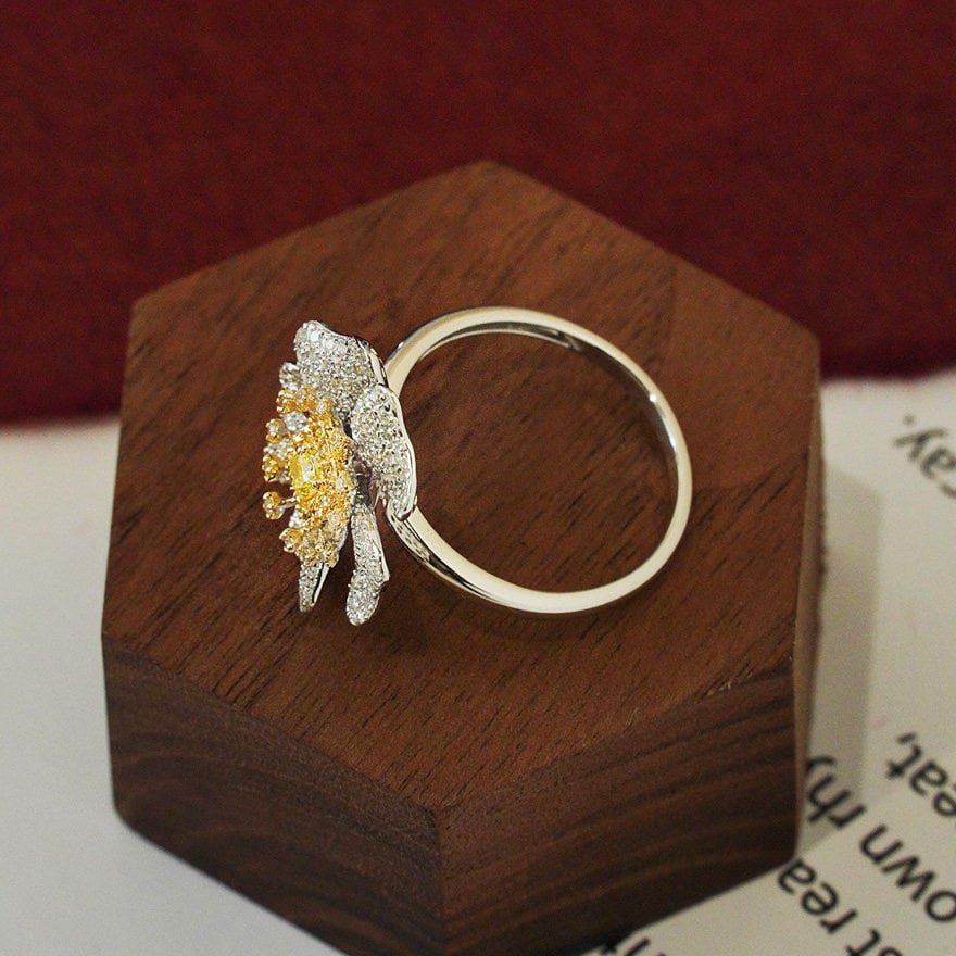 14k Gold 0.9 Ct Natural Color Diamond & Flowers Ring - 2