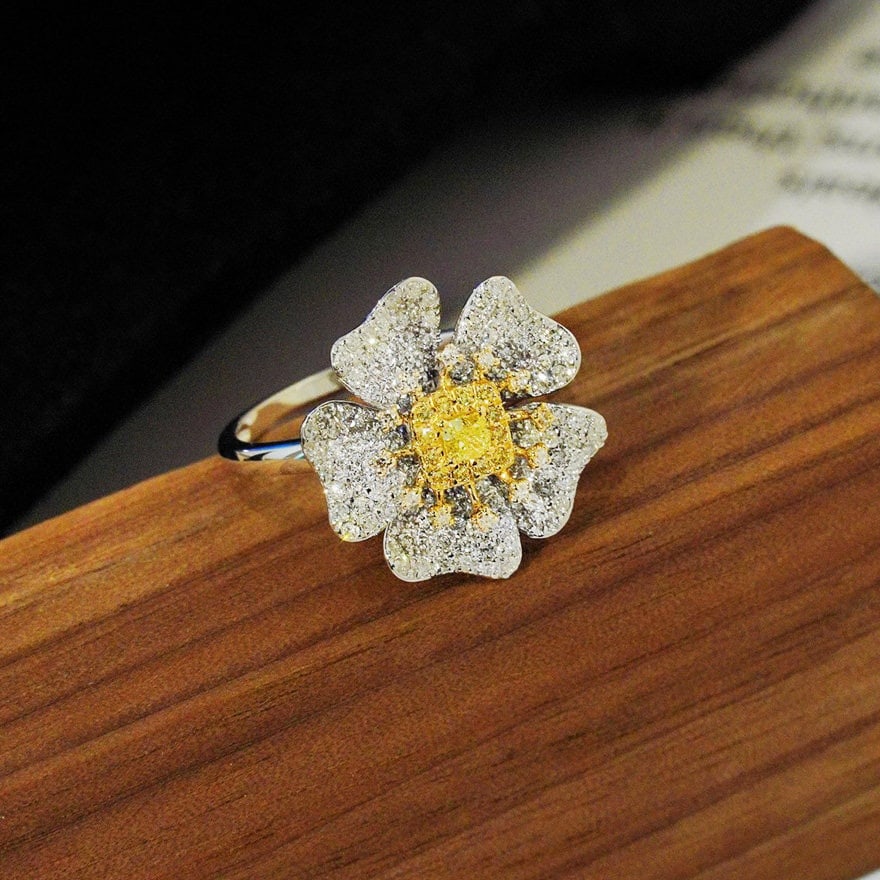 14k Gold 0.9 Ct Natural Color Diamond & Flowers Ring - 3