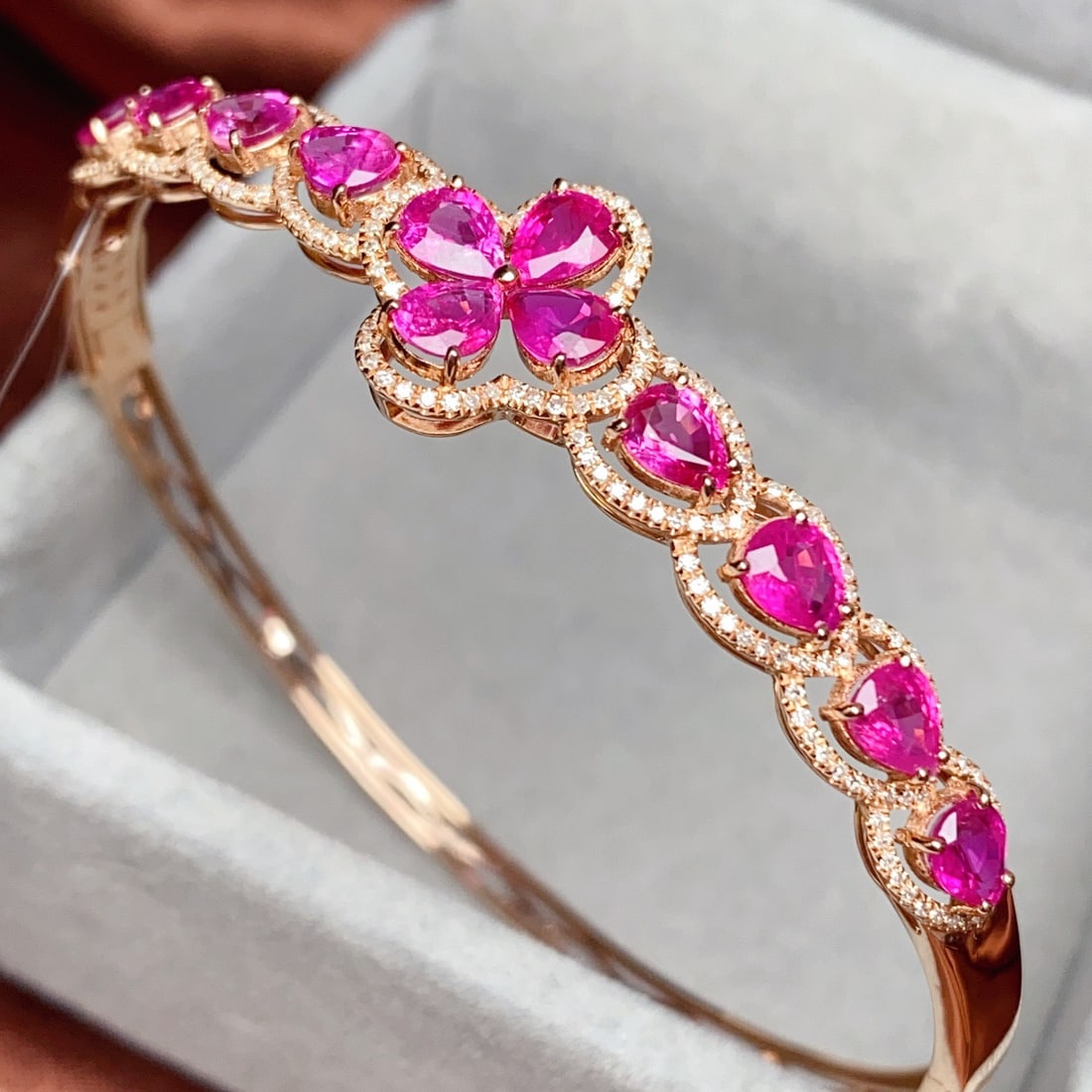 14k Gold 6.30 Ct Natural Ruby & Diamond Bangle: Ref:231130308 // gold content:14k gold // main gemstone:ruby // shape:pear // carat weight:6. 30ct // color:red // treatment:natural // // adjacent gemstone 2 : diamond // number of stones:196 //
