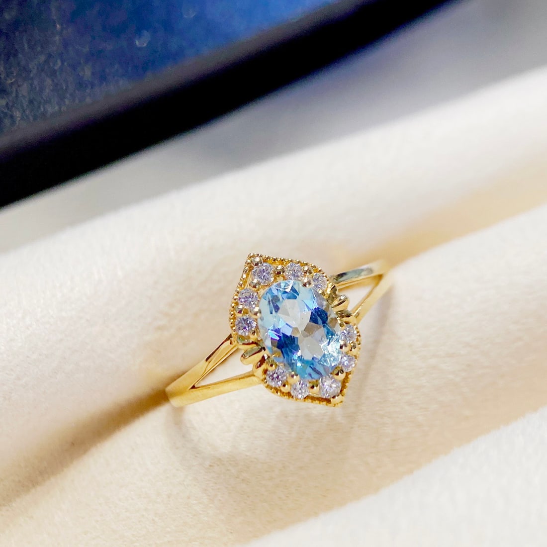 14k Gold 0.81 Ctw Natural Aquamarine & Diamond Ring: Ref:231130344 // gold content:14k gold // ring size:7. 25us // // main gemstone:aquamarine // shape:oval // carat weight:0. 7ct // color:blue // treatment:natural // // adjacent gemstone 2 : diamond /
