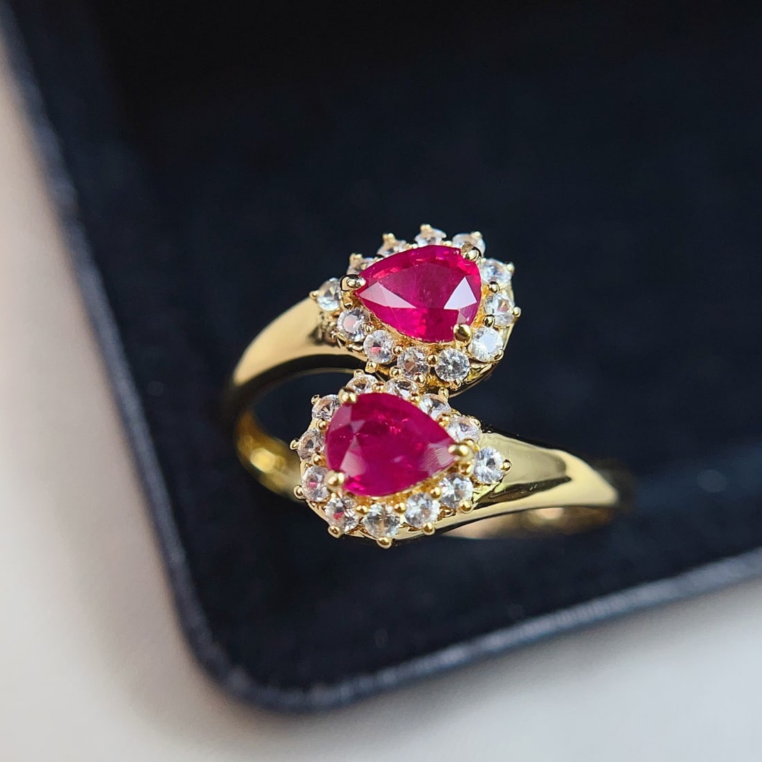 14k Gold 1.05 Ct Natural Ruby & Sapphire Ring: Ref:231130350 // gold content:14k gold // ring size:7. 25us // // main gemstone:ruby // shape:pear // carat weight:1. 05ct // color:red // treatment:natural // // adjacent gemstone 2 : sapphire // num
