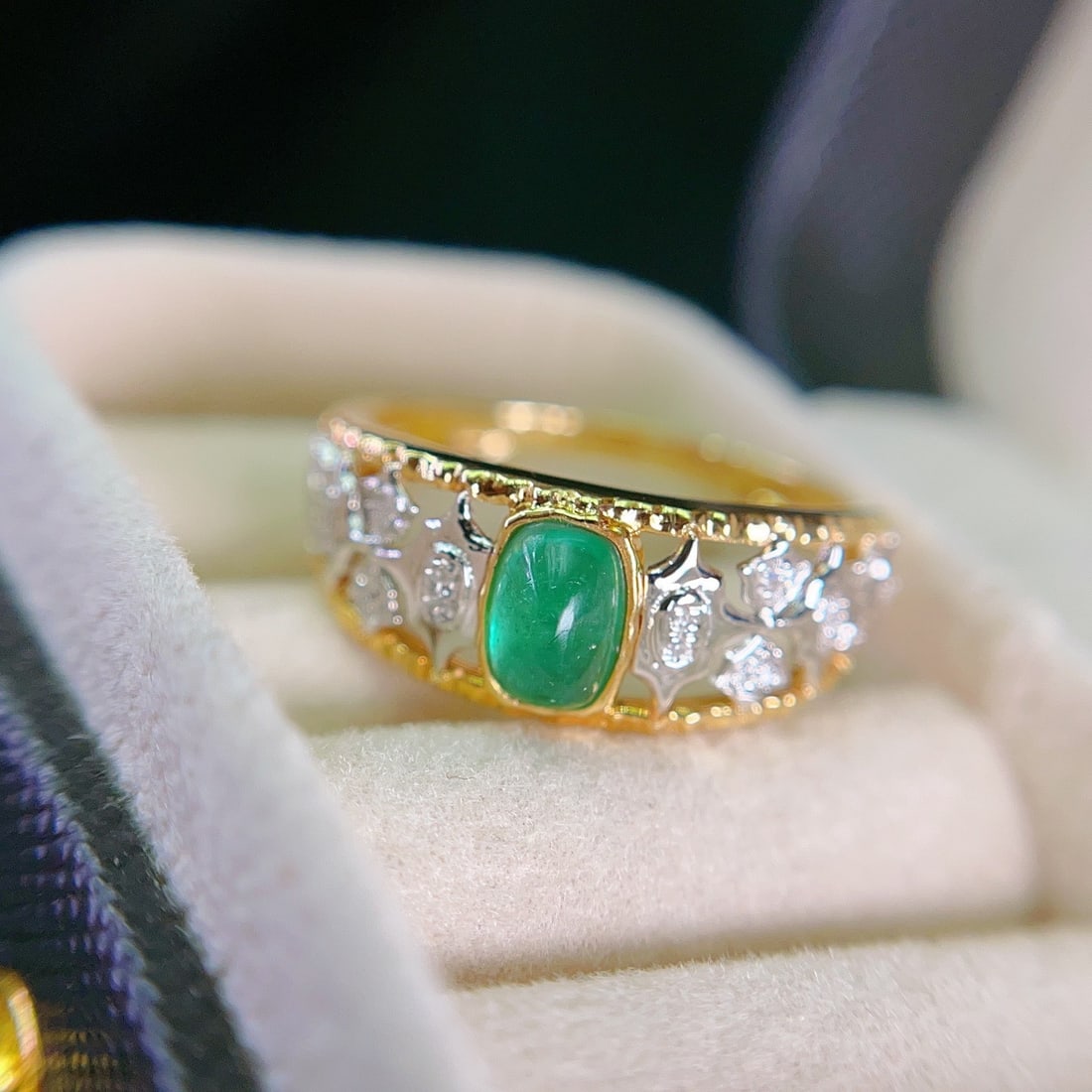 14k Gold 0.70 Ct Natural Emerald & Diamond Ring: Ref:231130351 // gold content:14k gold // ring size:7. 25us // // main gemstone:emerald // shape:sugar-loaf // carat weight:0. 70ct // color:green // treatment:natural // // adjacent gemstone 2 : diam
