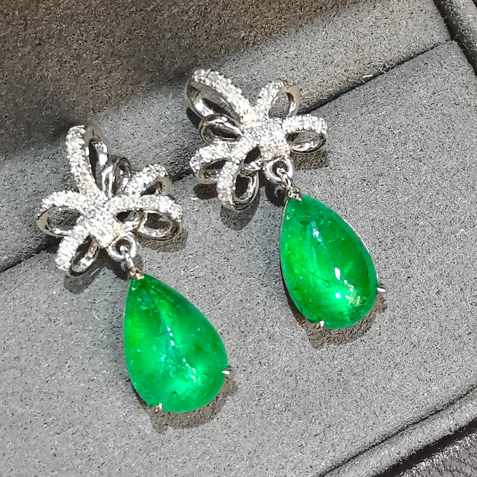 14k Gold 4.80 Ctw Vivid Green Natural Emerald & Diamond Earrings: Ref:231130359 // gold content:14k gold // main gemstone:emerald // shape:pear // carat weight:4. 60ct // color:vivid green // treatment:natural // // adjacent gemstone 2 : diamond // shape:round //