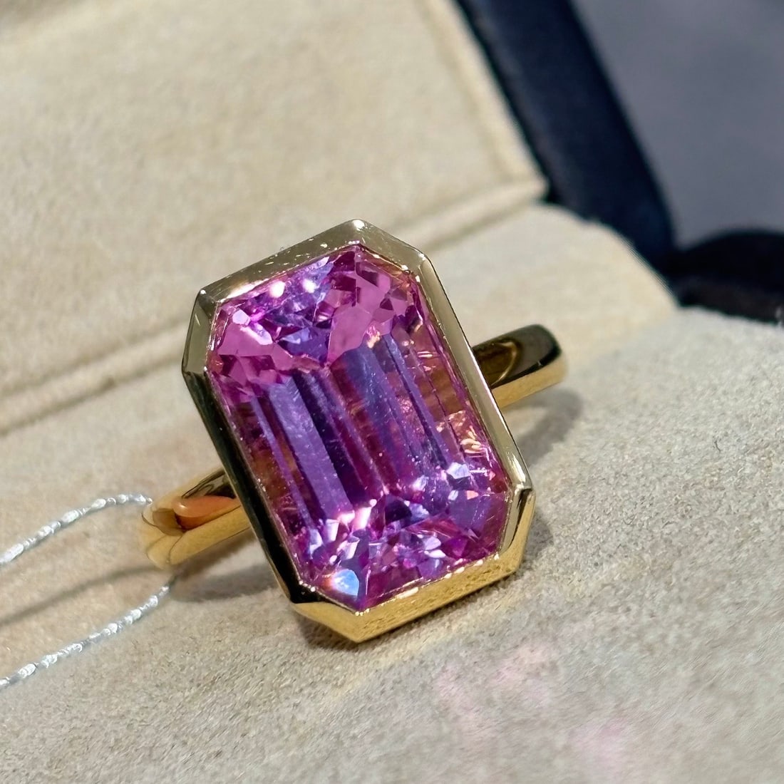 14k Gold 8.5 Ct Natural Kunzite Ring: Ref:231130365 // gold content:14k gold // ring size:7. 25us // // main gemstone:kunzite // shape:octagonal // carat weight:8. 5ct // color:purple // treatment:natural // High Estimate: 5300Low