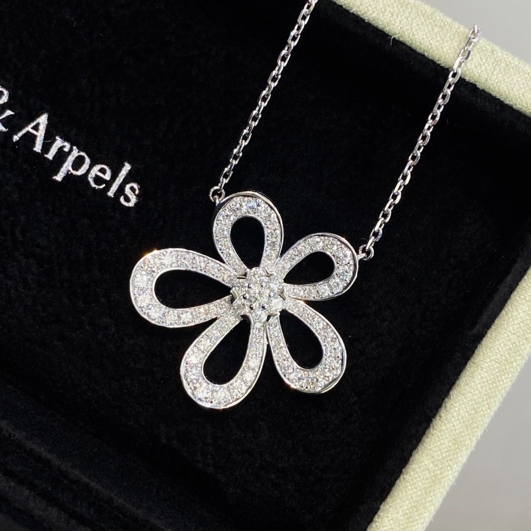 14k Gold 1.95 Ct Natural H Diamond & Flowers Necklace: Ref:231130387 // gold content:14k gold // main gemstone:diamond // shape:round // carat weight:1. 95ct // clarity grade:vs-si // color:h // treatment:natural // cut grade:g // Condition: NewLow