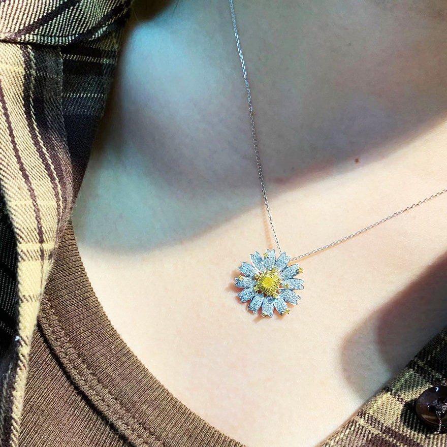 14k Gold 0.70 Ct Natural Color Diamond & Flowers Necklace - 2