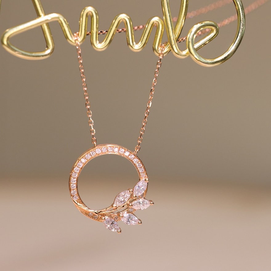 14k Gold 0.45 Ct Natural H Diamond Necklace: Ref:231130401 // gold content:14k gold // main gemstone:diamond // shape:multiple // carat weight:0. 45ct // clarity grade:vs-si // color:h // treatment:natural // High Estimate: 4300Condition: