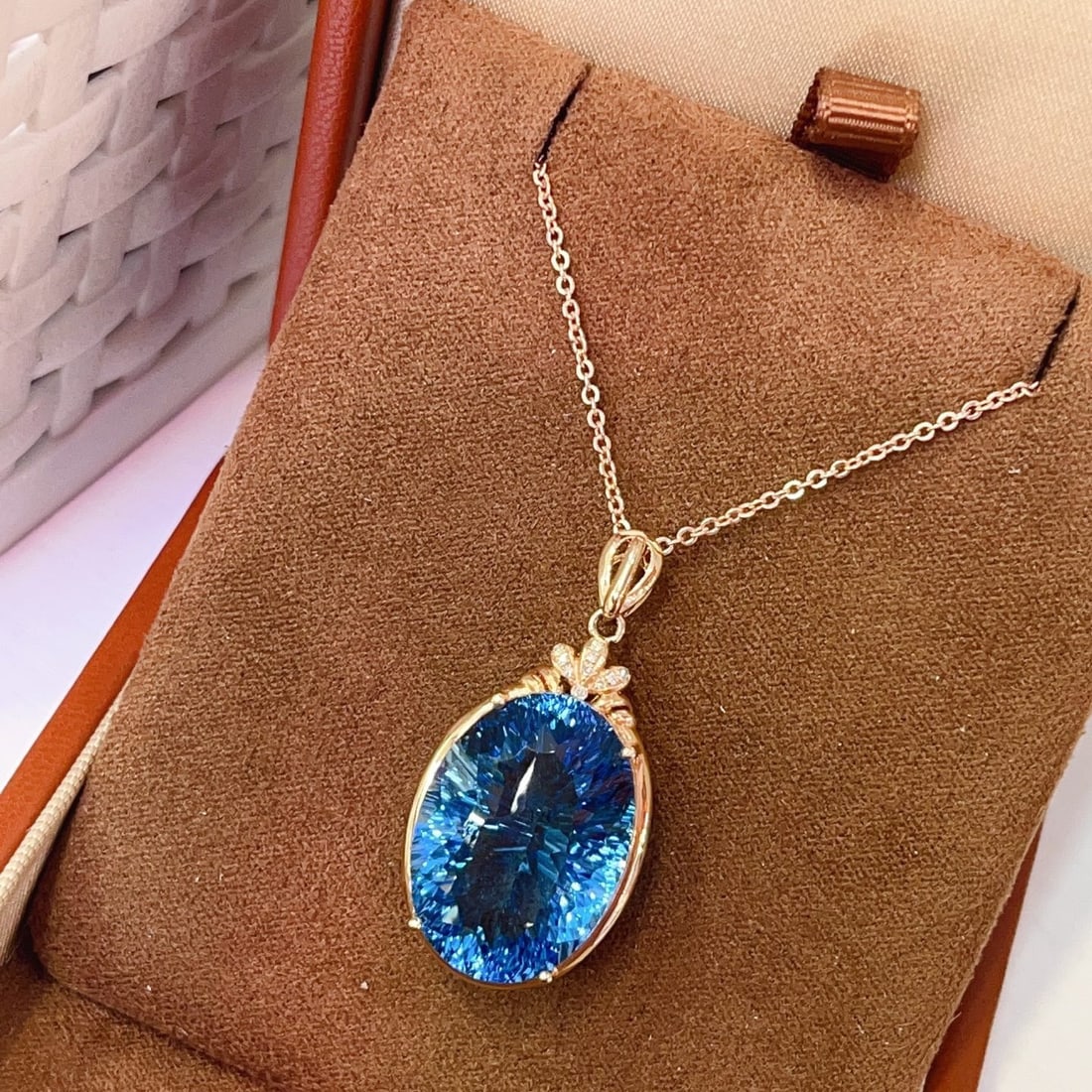 14k Gold 21.90 Ct Natural Topaz & Diamond Pendant( Without Chain ): Ref:231130410 // gold content:14k gold // main gemstone:topaz // shape:oval // carat weight:21. 90ct // color:blue // treatment:natural // // adjacent gemstone 2 : diamond // number of stones:10 //