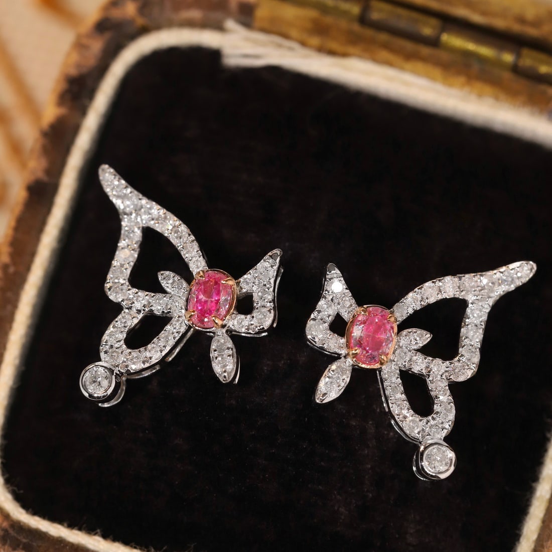 14k Gold 0.66 Ctw Natural Pink Diamond & Diamond Earrings: Ref:231130414 // gold content:14k gold // main gemstone:pink diamond // shape:oval // carat weight:0. 26ct // color:pink // treatment:natural // // adjacent gemstone 2 : diamond // shape:round //