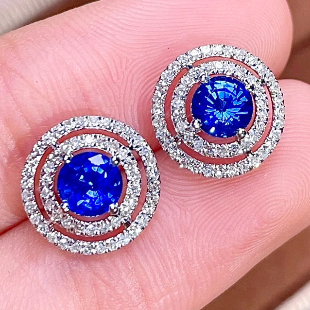 14k Gold 0.90 Ct Natural Sapphire & Diamond Earrings: Ref:231130433 // gold content:14k gold // main gemstone:sapphire // shape:round // carat weight:0. 90ct // color:blue // treatment:natural // cut grade:g // // adjacent gemstone 2 : diamond //