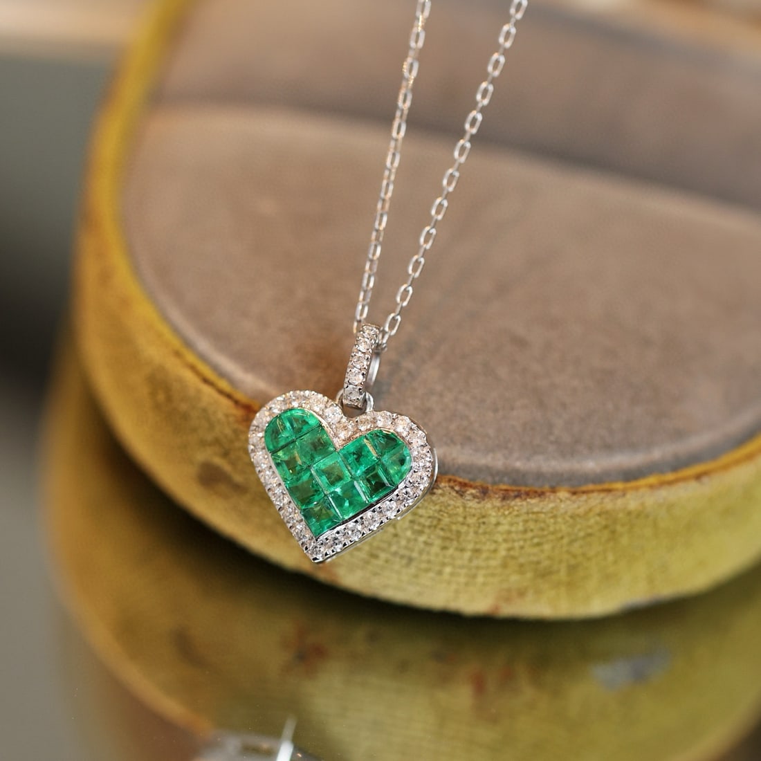 14k Gold 0.97 Ctw Natural Emerald & Diamond Pendant( Without Chain ): Ref:231127090 // gold content:14k gold // main gemstone:emerald // shape:square // carat weight:0. 8ct // color:green // treatment:natural // // adjacent gemstone 2 : diamond // shape:round //