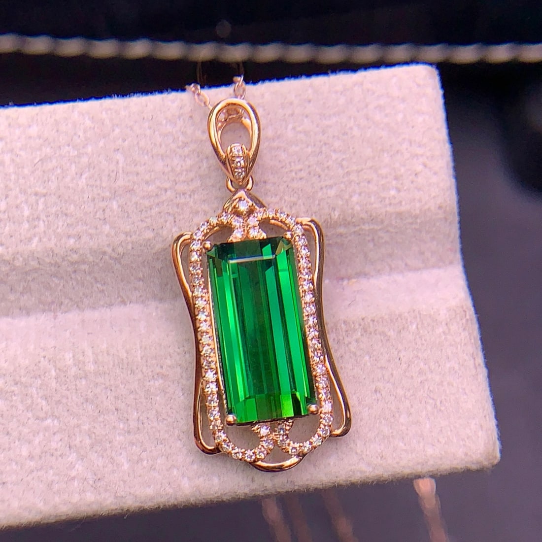 14k Gold 4.1 Ct Natural Tourmaline & Diamond Pendant( Without Chain ): Ref:231127101 // gold content:14k gold // main gemstone:tourmaline // shape:octagonal // carat weight:4. 1ct // color:green // treatment:natural // // adjacent gemstone 2 : diamond // shape:round // c