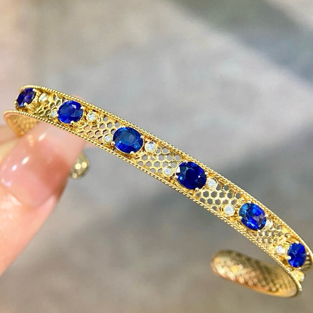 14k Gold 3.39 Ctw Natural Sapphire & Diamond Bangle: Ref:231127124 // gold content:14k gold // main gemstone:sapphire // shape:oval // carat weight:3. 31ct // color:blue // treatment:natural // // adjacent gemstone 2 : diamond // shape:round // carat
