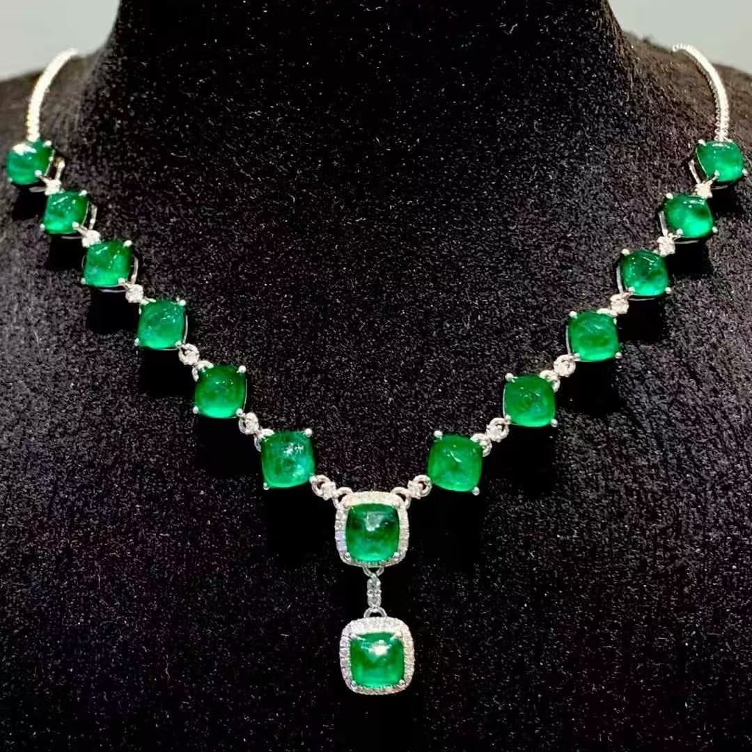 14k Gold 7.8 Ct Natural Emerald & Diamond Necklace: Ref:231127172 // gold content:14k gold // main gemstone:emerald // shape:sugar-loaf // carat weight:7. 8ct // color:green // treatment:natural // // adjacent gemstone 2 : diamond // shape:round //