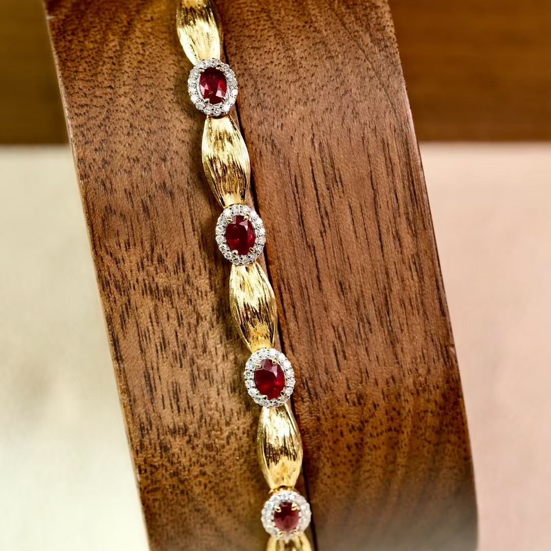 14k Gold 1.4 Ctw Natural Ruby & Diamond Bracelet: Ref:231127179 // gold content:14k gold // main gemstone:ruby // shape:oval // carat weight:1ct // color:red // treatment:natural // // adjacent gemstone 2 : diamond // shape:round // carat