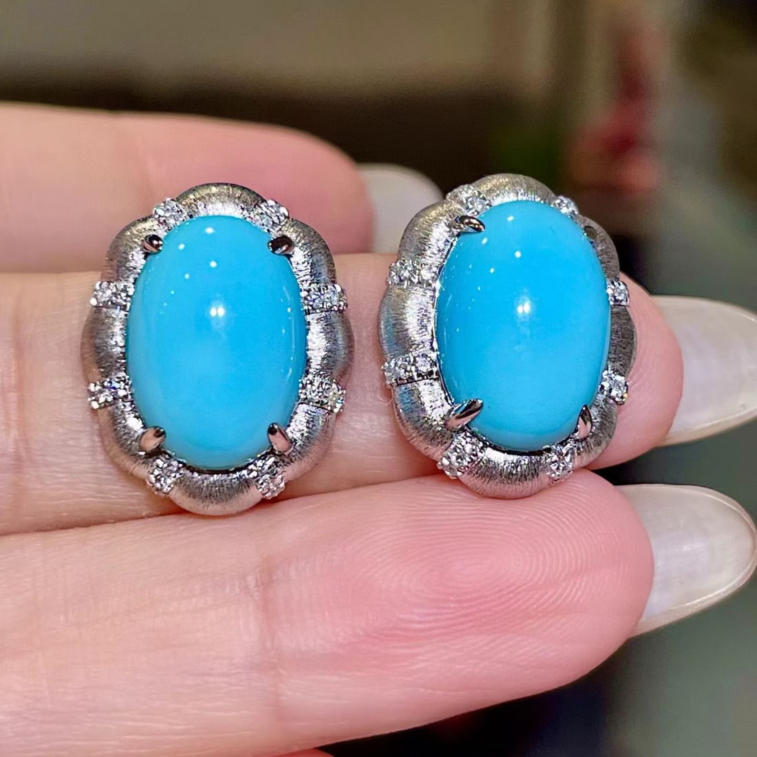 14k Gold 10.06 Ctw Natural Blue Turquoise & Diamond Earrings: Ref:231127200 // gold content:14k gold // main gemstone:blue turquoise // shape:oval // carat weight:9. 82ct // color:blue // treatment:natural // // adjacent gemstone 2 : diamond // shape:round //