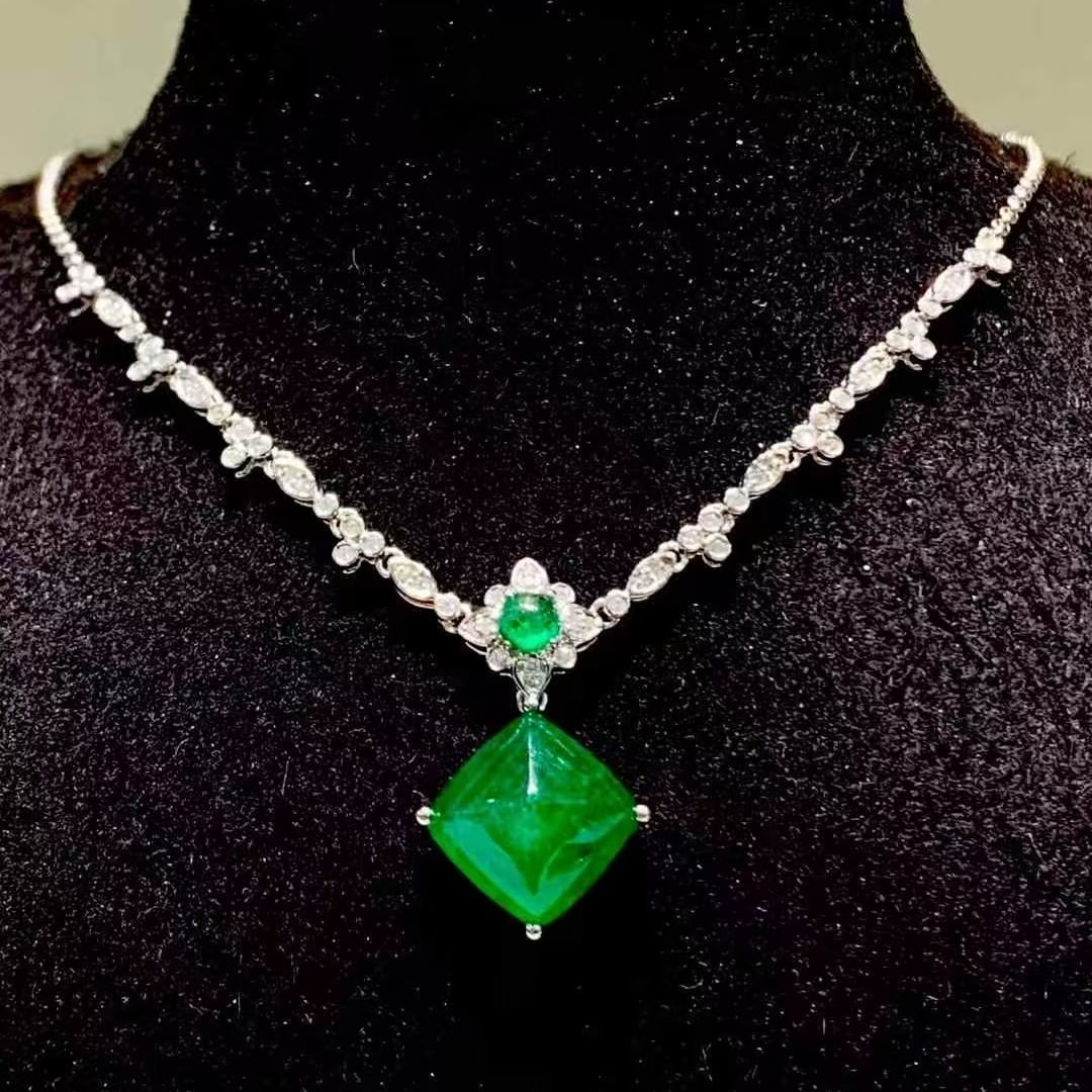 14k Gold 5.8 Ct Natural Emerald & Diamond Necklace: Ref:231127209 // gold content:14k gold // main gemstone:emerald // shape:sugar-loaf // carat weight:5. 8ct // color:green // treatment:natural // // adjacent gemstone 2 : diamond // shape:round //