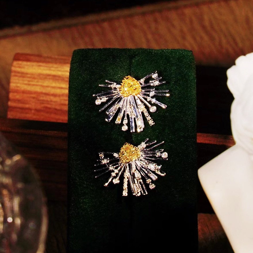 14k Gold 0.46 Ct Natural Color Diamond Earrings: Ref:231127224 // gold content:14k gold // main gemstone:diamond // shape:multiple // carat weight:0. 46ct // clarity grade:vs-si // color:color // treatment:natural // High Estimate: 3300Low