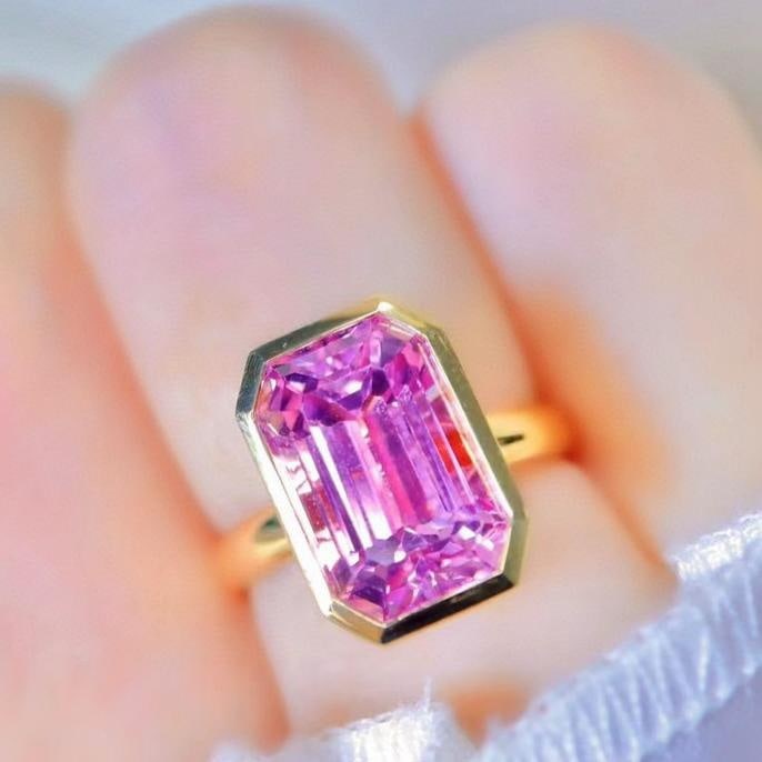 14k Gold 8.5 Ct Natural Kunzite Ring: Ref:231127238 // gold content:14k gold // ring size:7. 25us // // main gemstone:kunzite // shape:octagonal // carat weight:8. 5ct // color:purple // treatment:natural // Condition: NewLow Estimate: