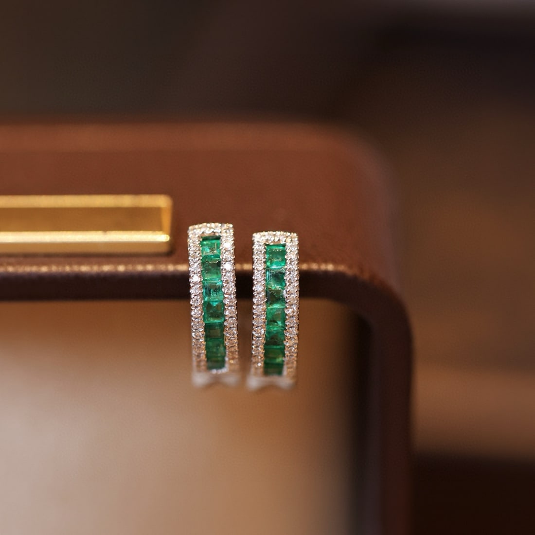 14k Gold 0.7 Ctw Natural Emerald & Diamond Earrings: Ref:231127256 // gold content:14k gold // main gemstone:emerald // shape:square // carat weight:0. 5ct // color:green // treatment:natural // // adjacent gemstone 2 : diamond // shape:round //