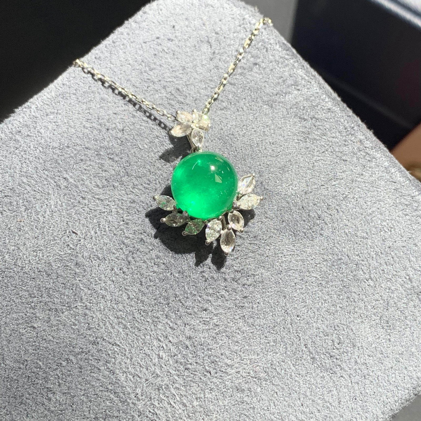 14k Gold 3.40 Ctw Natural Emerald & Diamond Necklace - 4