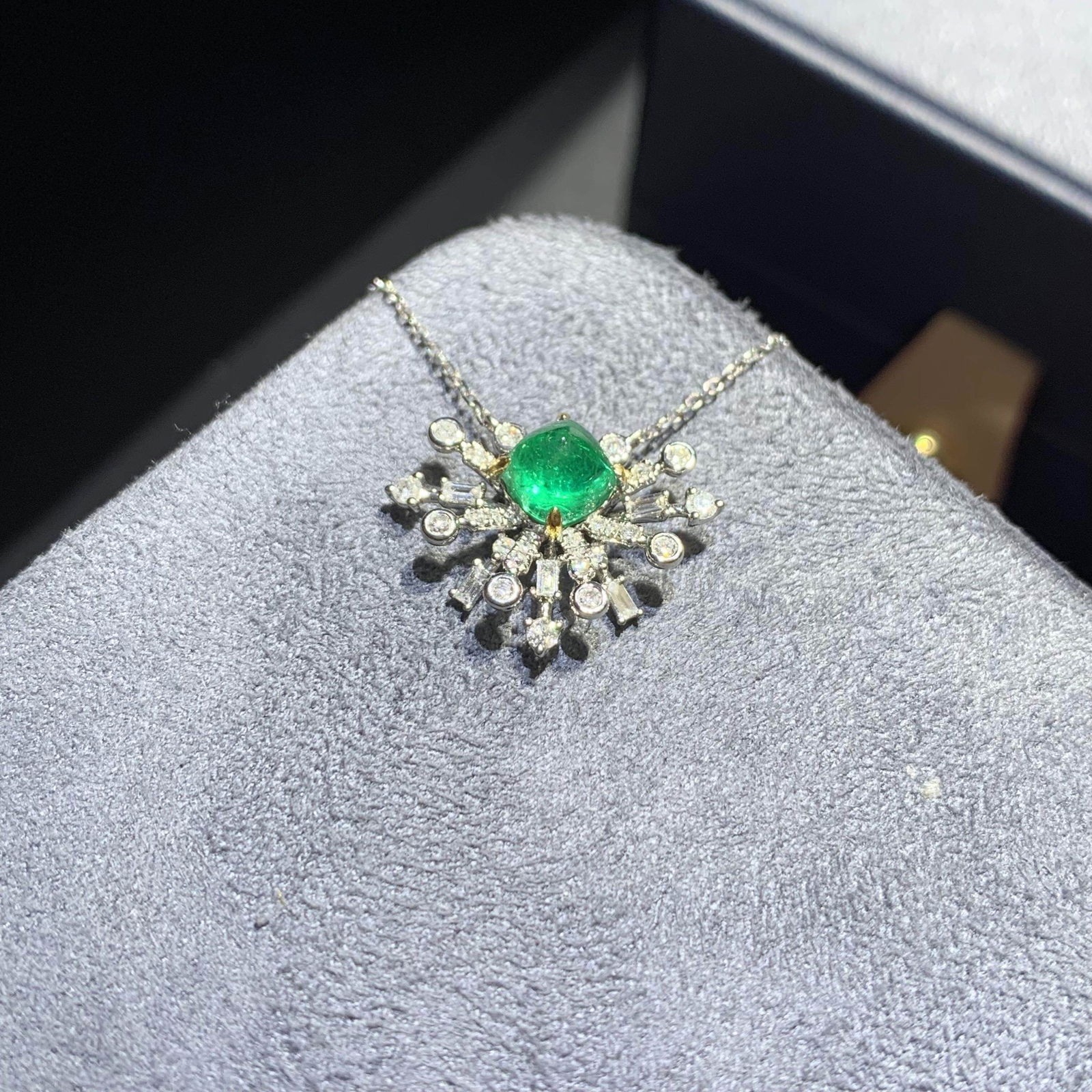 14k Gold 1.38 Ctw Natural Emerald & Diamond Necklace - 4