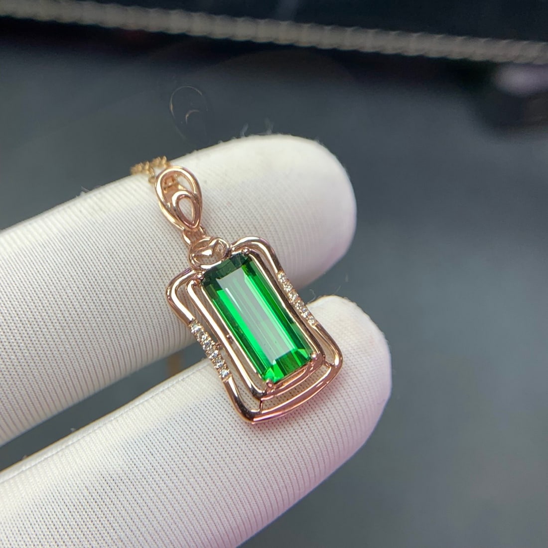 14k Gold 2.1 Ct Natural Tourmaline & Diamond Pendant( Without Chain ): Ref:231128051 // gold content:14k gold // main gemstone:tourmaline // shape:octagonal // carat weight:2. 1ct // color:green // treatment:natural // // adjacent gemstone 2 : diamond // shape:round