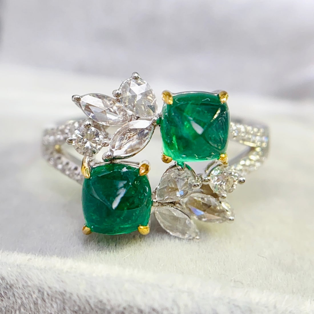 14k Gold 1.65 Ct Natural Emerald & Diamond Ring: Ref:231128058 // gold content:14k gold // ring size:7. 25us // // main gemstone:emerald // shape:sugar-loaf // carat weight:1. 65ct // color:green // treatment:natural // // adjacent gemstone 2 :