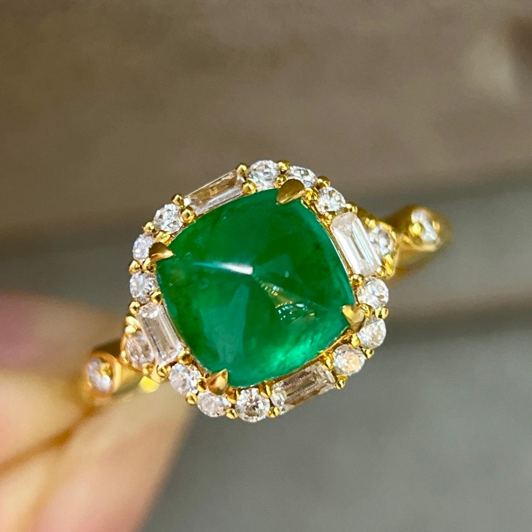 14k Gold 2.59 Ctw Vivid Green Natural Emerald & Diamond Ring: Ref:231128062 // gold content:14k gold // ring size:7. 25us // // main gemstone:emerald // shape:sugar-loaf // carat weight:2. 20ct // color:vivid green // treatment:natural // // adjacent gemstone 2