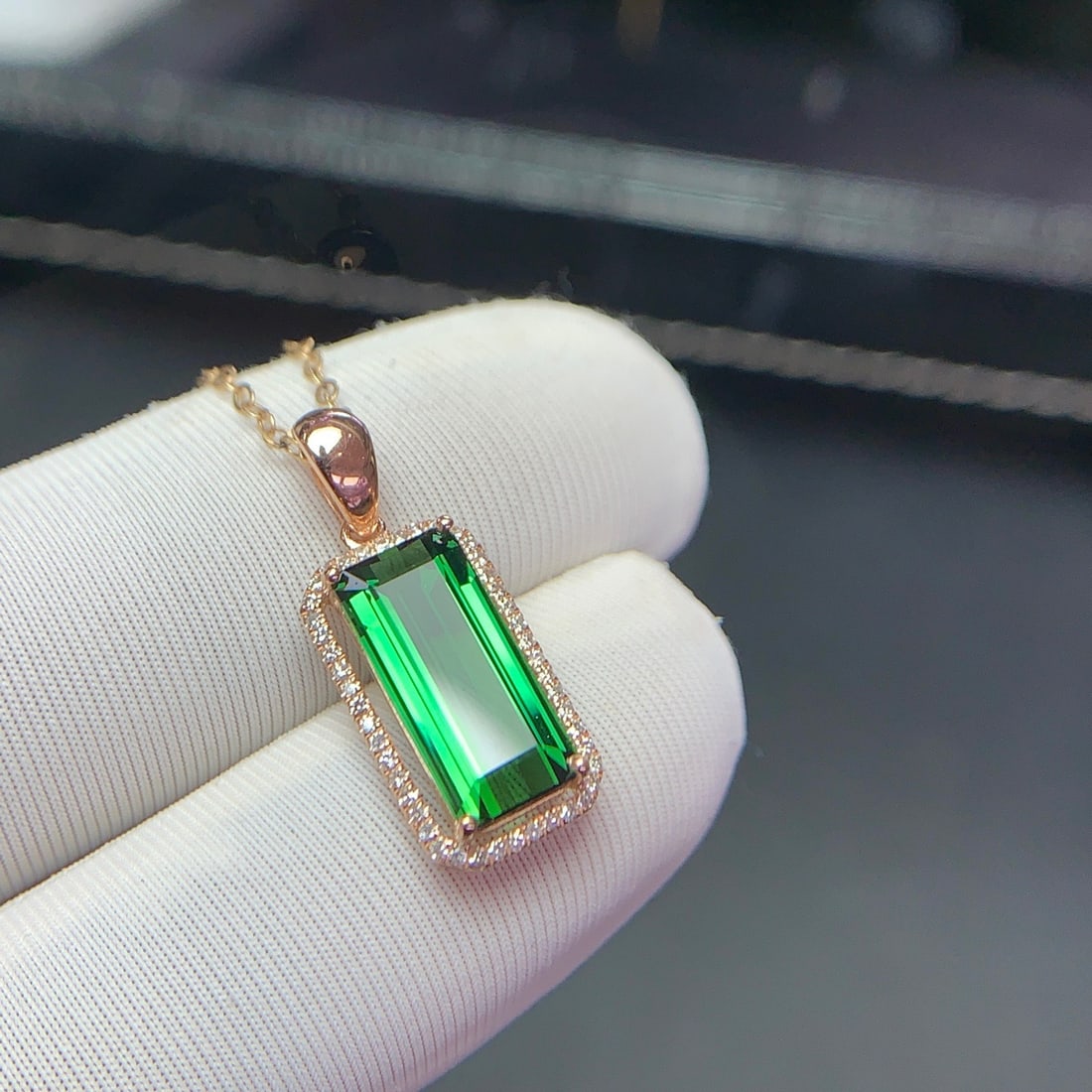 14k Gold 2.6 Ct Natural Tourmaline & Diamond Pendant( Without Chain ): Ref:231128064 // gold content:14k gold // main gemstone:tourmaline // shape:octagonal // carat weight:2. 6ct // color:green // treatment:natural // // adjacent gemstone 2 : diamond // shape:round