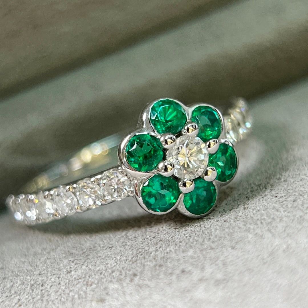 14k Gold 1.6 Ctw Natural Emerald & Diamond Ring: Ref:231128079 // gold content:14k gold // ring size:7. 25us // // main gemstone:emerald // shape:round // carat weight:0. 6ct // color:green // treatment:natural // cut grade:g // // adjacent gemstone