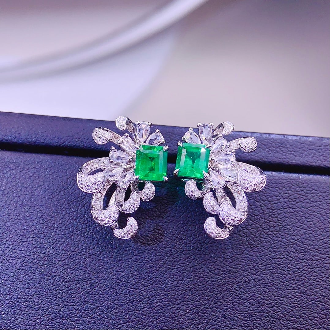 14k Gold 2.58 Ctw Vivid Green Natural Emerald & Diamond Earrings: Ref:231128081 // gold content:14k gold // main gemstone:emerald // shape:octagonal // carat weight:1. 78ct // color:vivid green // treatment:natural // // adjacent gemstone 2 : diamond //