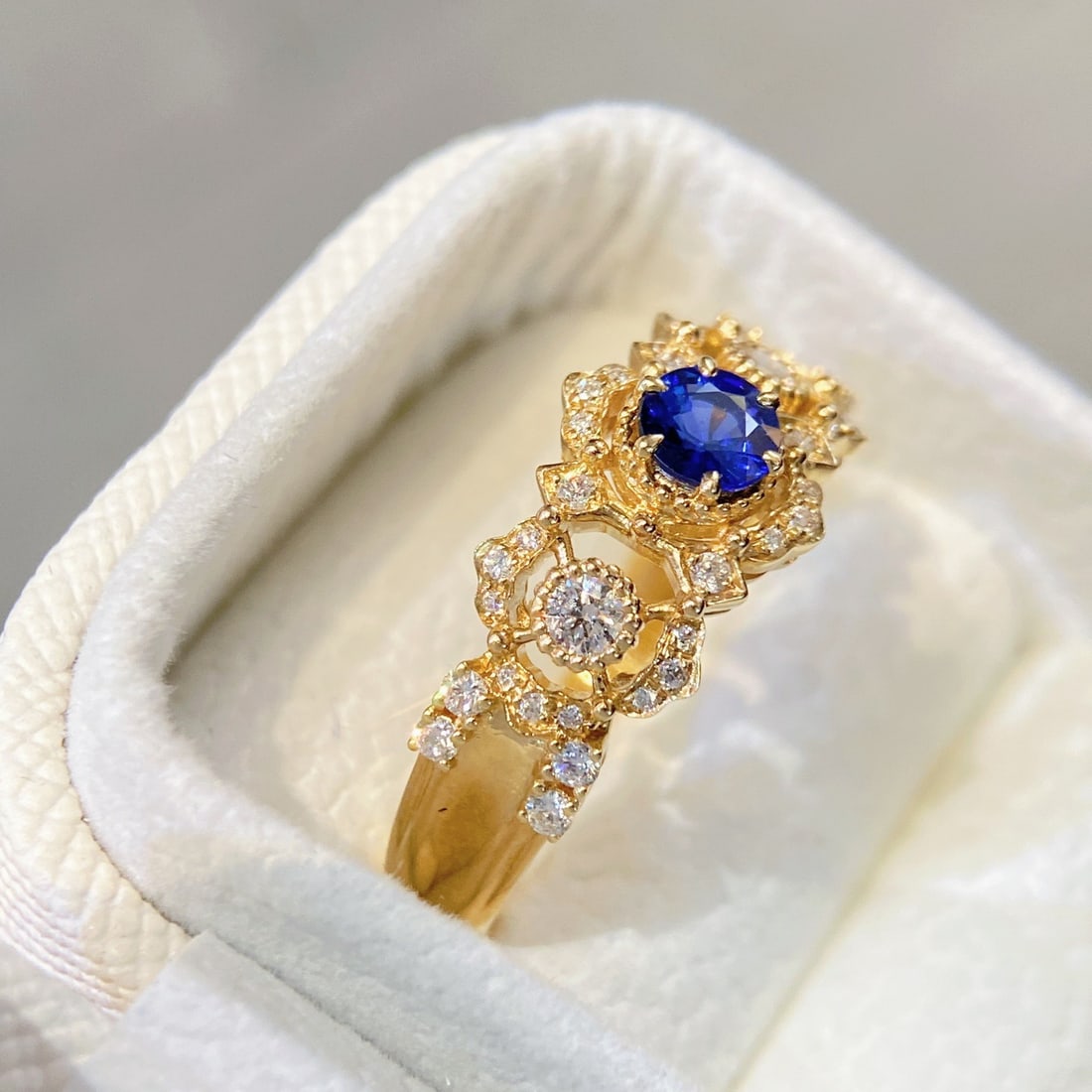 14k Gold 0.58 Ctw Vivid Blue Natural Sapphire & Diamond Ring - 2