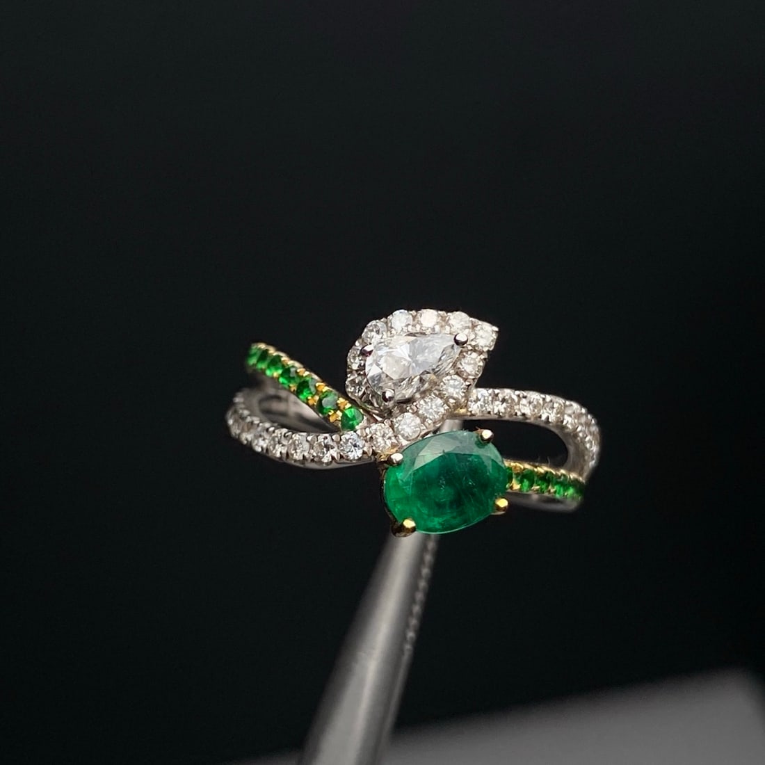 14k Gold 0.89 Ctw Natural Emerald & Diamond Ring: Ref:231128121 // gold content:14k gold // ring size:7. 25us // // main gemstone:emerald // shape:oval // carat weight:0. 65ct // color:green // treatment:natural // // adjacent gemstone 2 :