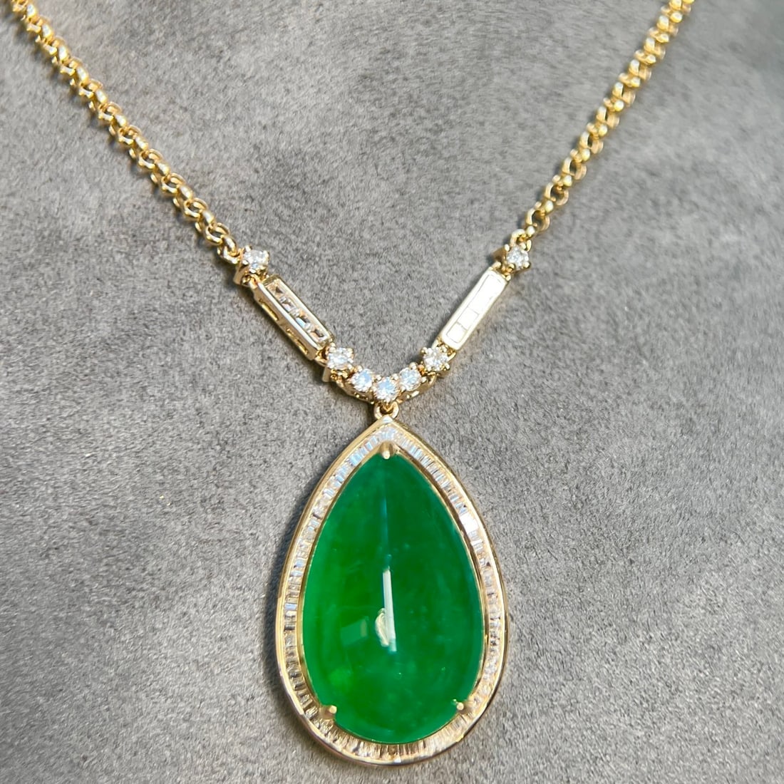 14k Gold 11.00 Ctw Vivid Green Natural Emerald & Diamond Necklace: Ref:231128122 // gold content:14k gold // main gemstone:emerald // shape:pear // carat weight:10. 55ct // color:vivid green // treatment:natural // // adjacent gemstone 2 : diamond //