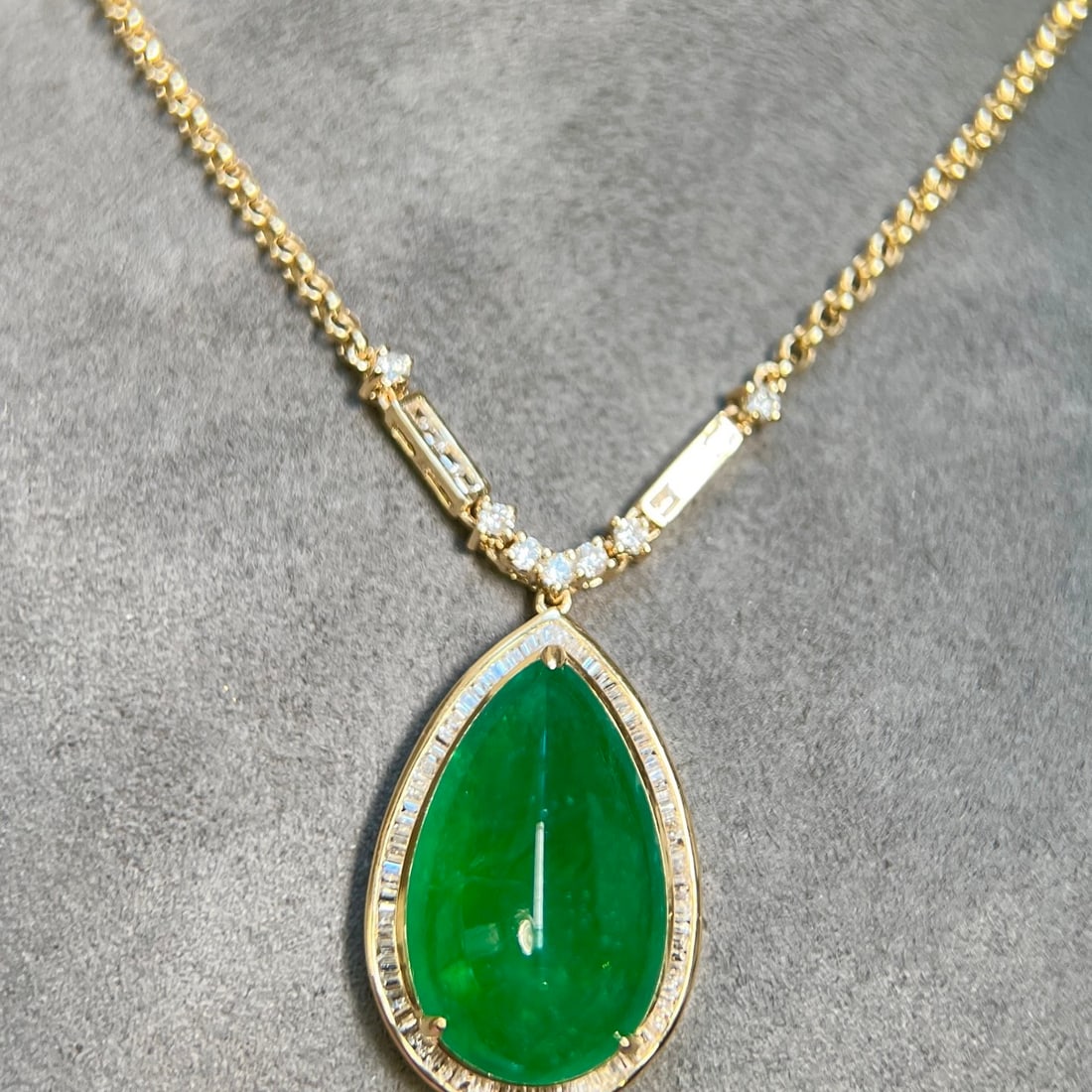 14k Gold 11.00 Ctw Vivid Green Natural Emerald & Diamond Necklace - 2