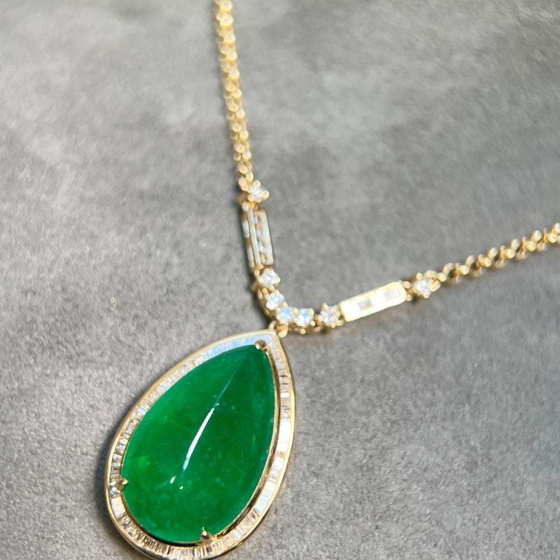 14k Gold 11.00 Ctw Vivid Green Natural Emerald & Diamond Necklace - 3