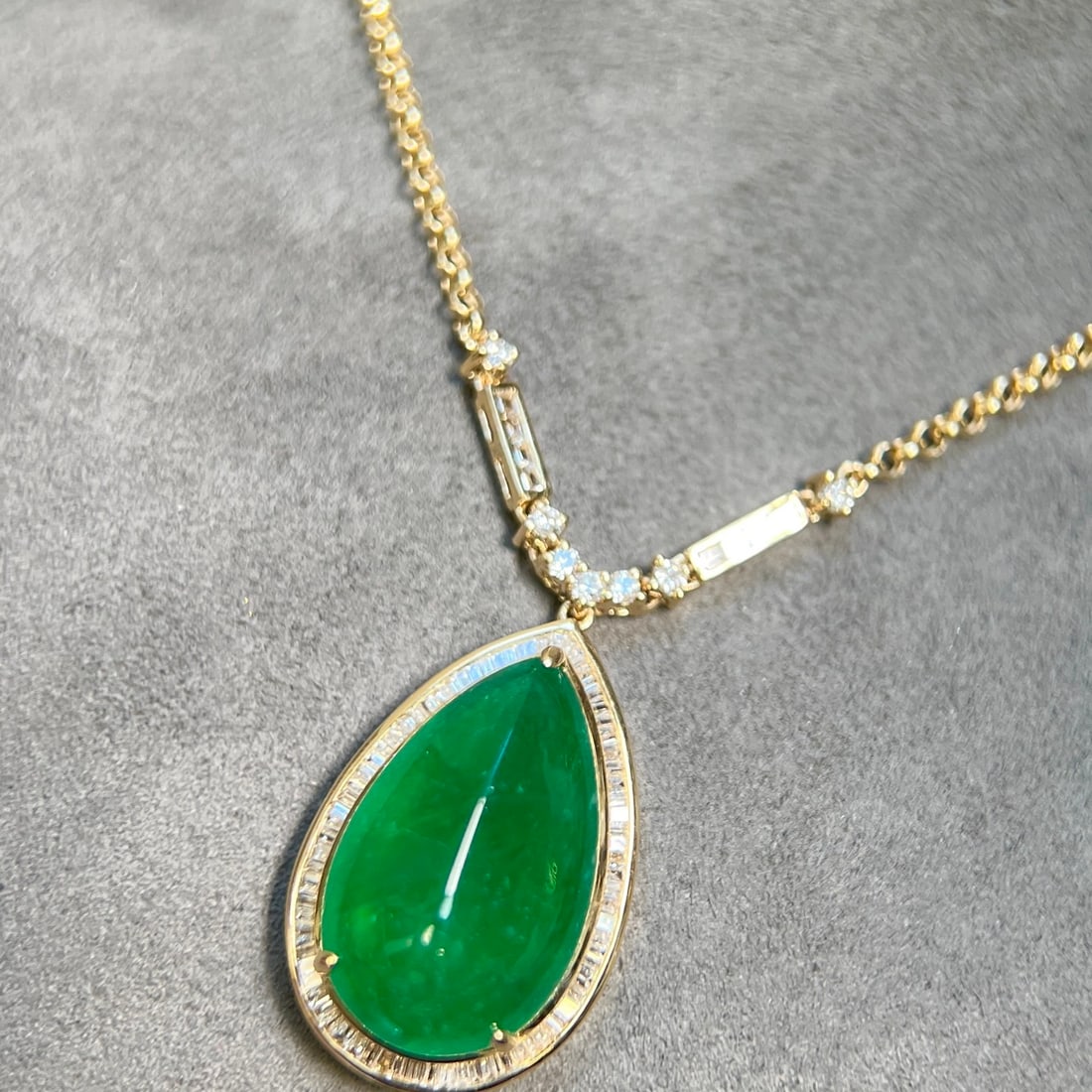 14k Gold 11.00 Ctw Vivid Green Natural Emerald & Diamond Necklace - 4