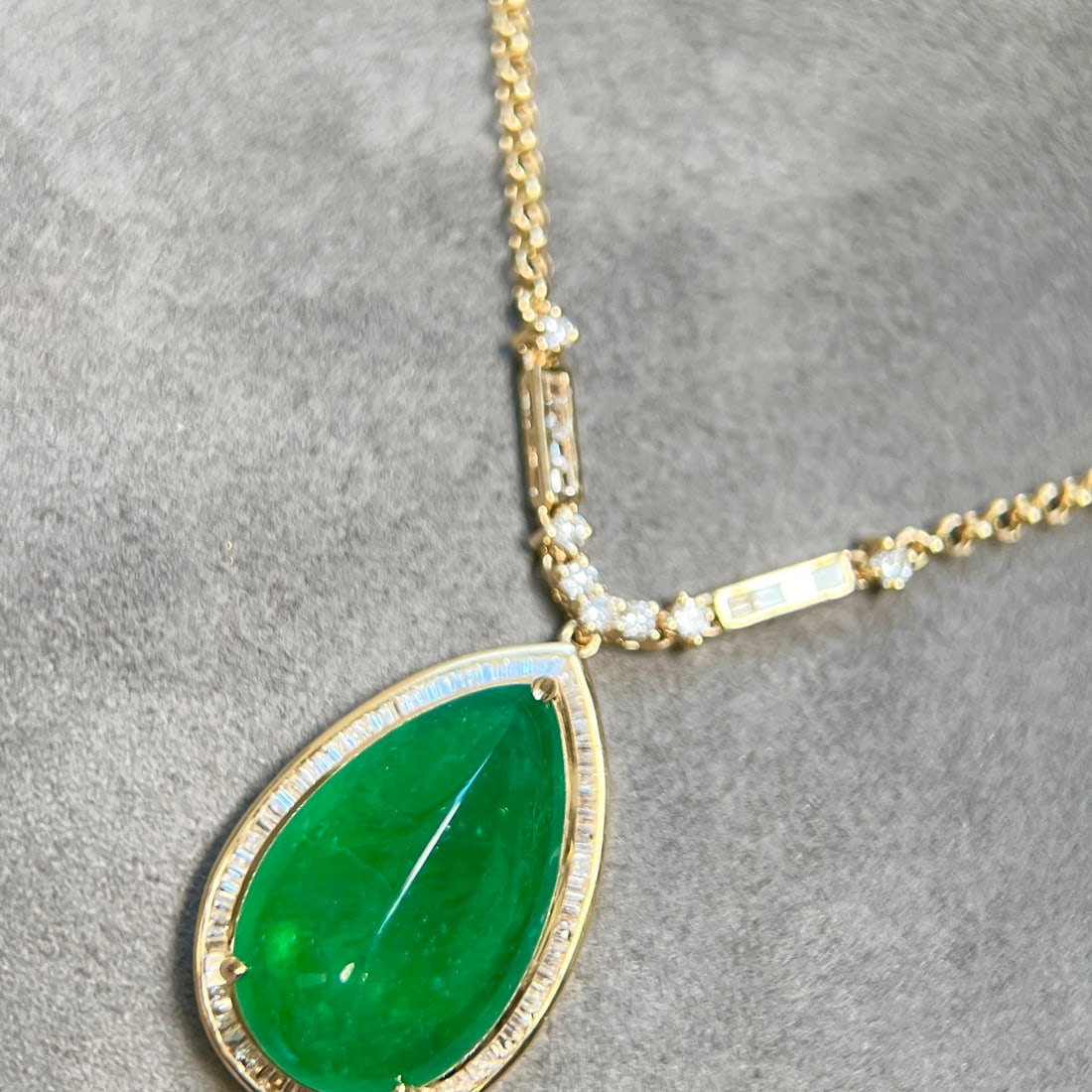 14k Gold 11.00 Ctw Vivid Green Natural Emerald & Diamond Necklace - 5