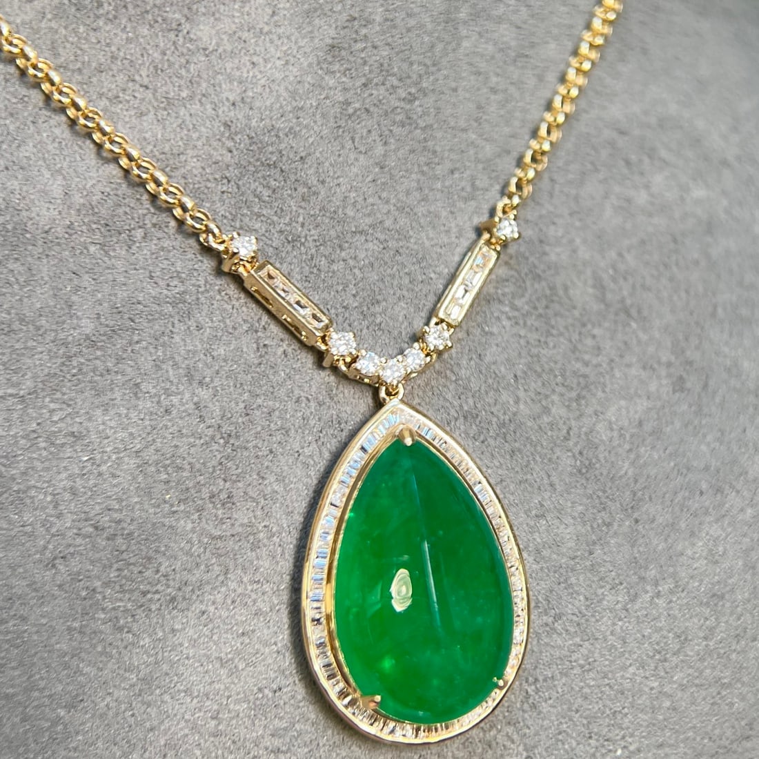 14k Gold 11.00 Ctw Vivid Green Natural Emerald & Diamond Necklace - 6