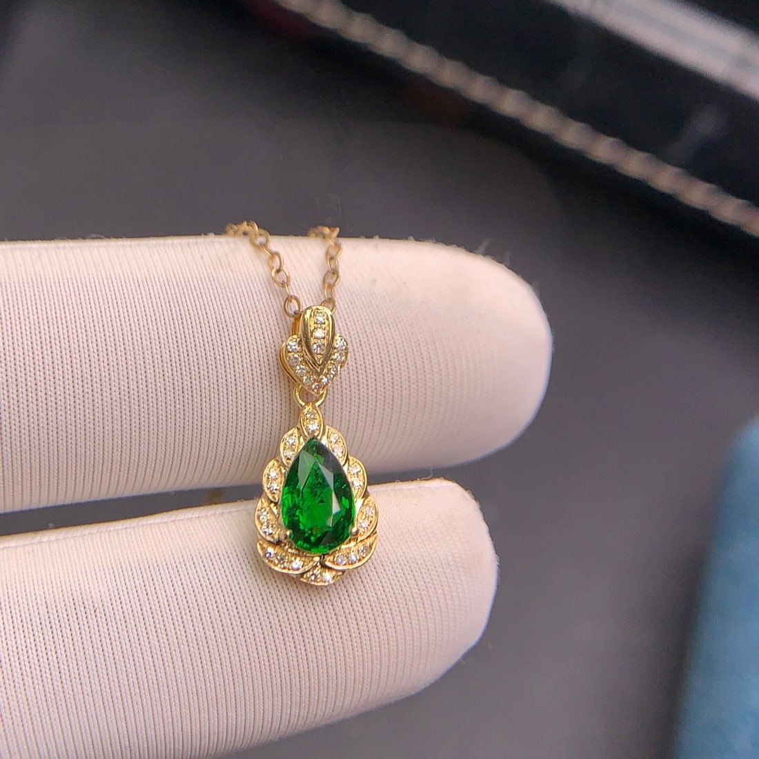 14k Gold 0.95 Ct Vivid Green Natural Tsavorite & Diamond Pendant( Without Chain ): Ref:231128125 // gold content:14k gold // main gemstone:tsavorite // shape:pear // carat weight:0. 95ct // color:vivid green // treatment:natural // // adjacent gemstone 2 : diamond // shape:round //