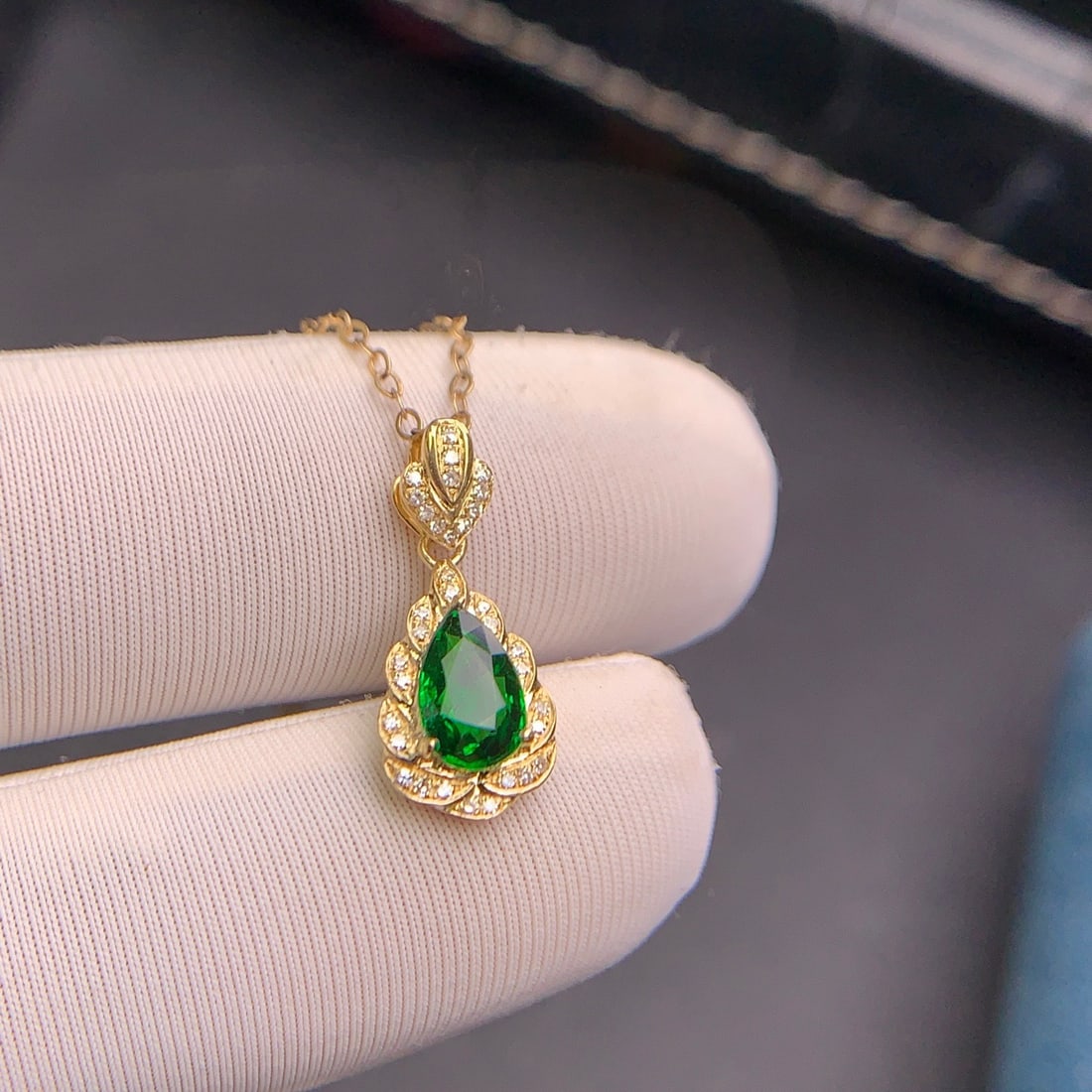14k Gold 0.95 Ct Vivid Green Natural Tsavorite & Diamond Pendant( Without Chain ) - 2