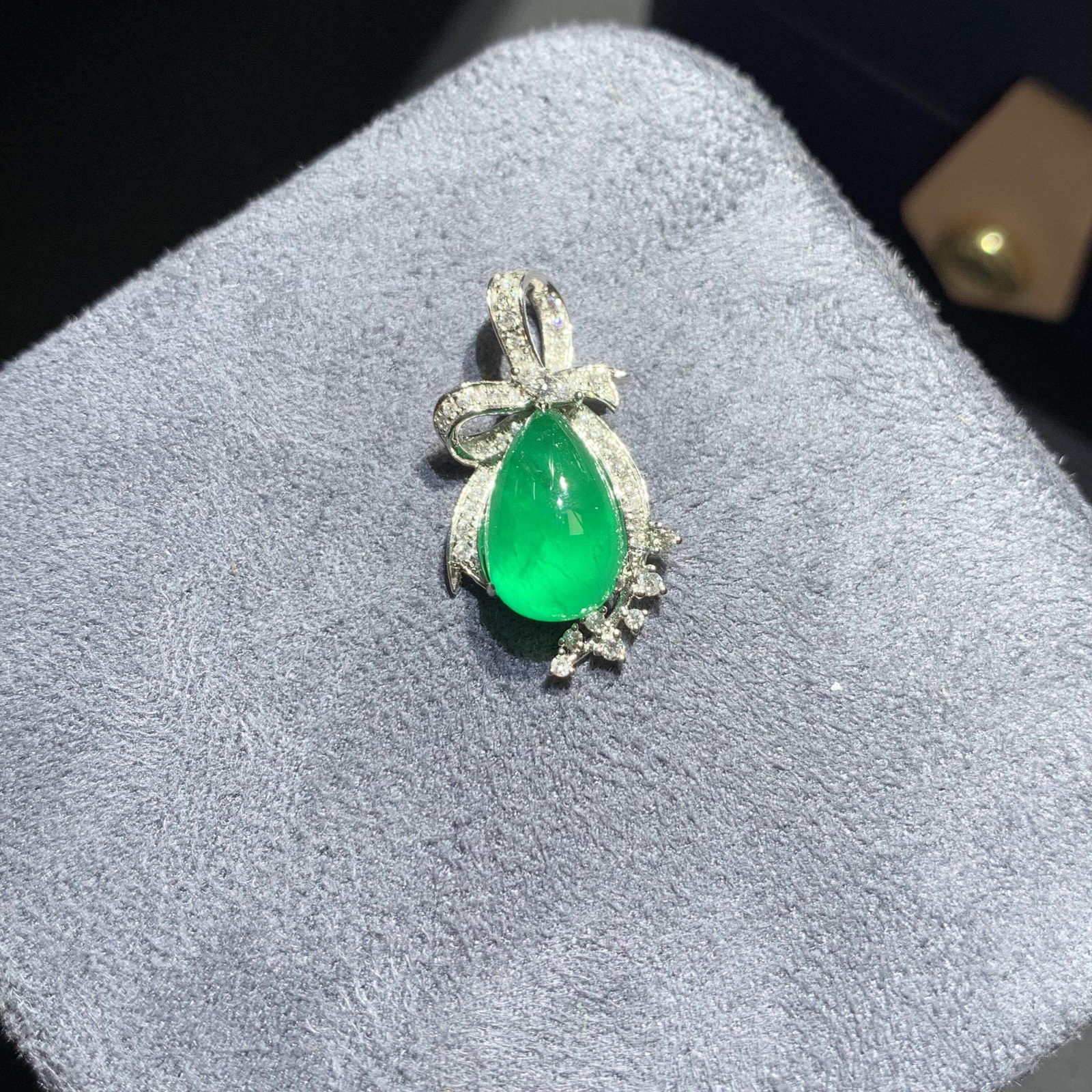 14k Gold 3.17 Ctw Natural Emerald & Diamond Pendant( Without Chain ): Ref:231128132 // gold content:14k gold // main gemstone:emerald // shape:pear // carat weight:2. 95ct // color:green // treatment:natural // // adjacent gemstone 2 : diamond // shape:round // carat