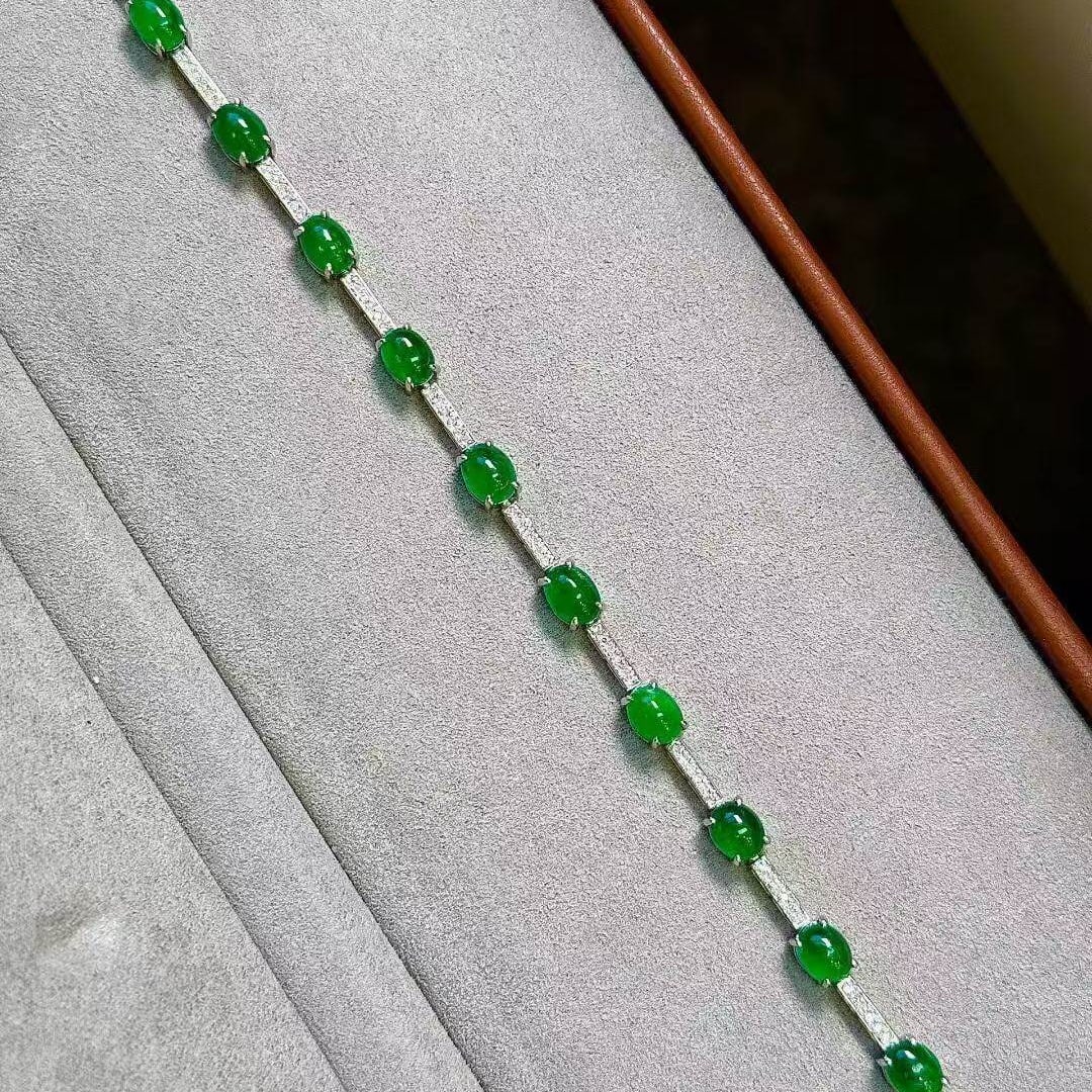 14k Gold 7.76 Ctw Vivid Green Natural Emerald & Diamond Bracelet: Ref:231128133 // gold content:14k gold // main gemstone:emerald // shape:oval // carat weight:7. 45ct // color:vivid green // treatment:natural // // adjacent gemstone 2 : diamond // shape:round //