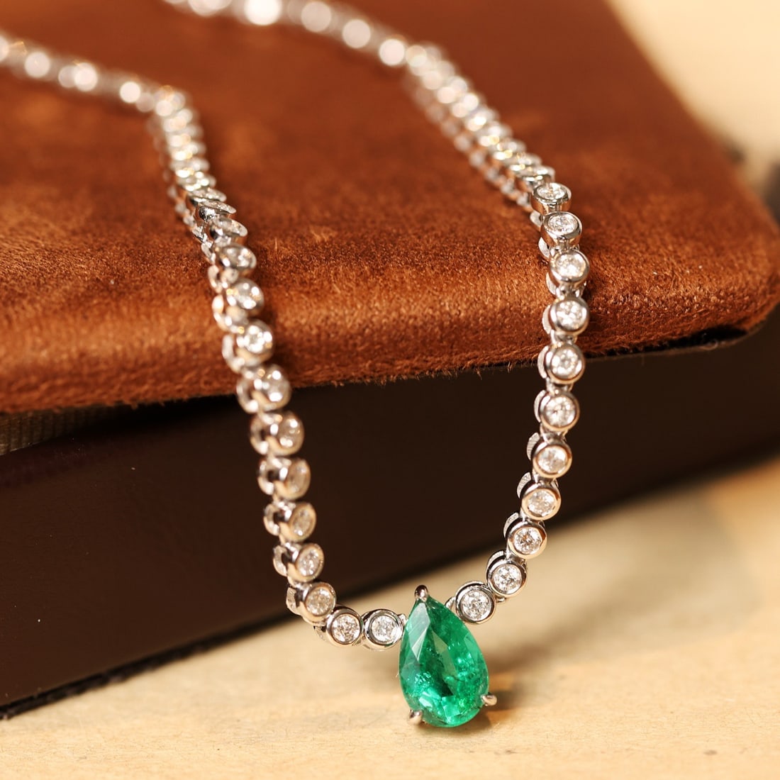 14k Gold 1.7 Ctw Natural Emerald & Diamond Necklace: Ref:231128138 // gold content:14k gold // main gemstone:emerald // shape:pear // carat weight:0. 9ct // color:muzo green // treatment:natural // // adjacent gemstone 2 : diamond // shape:round // cara