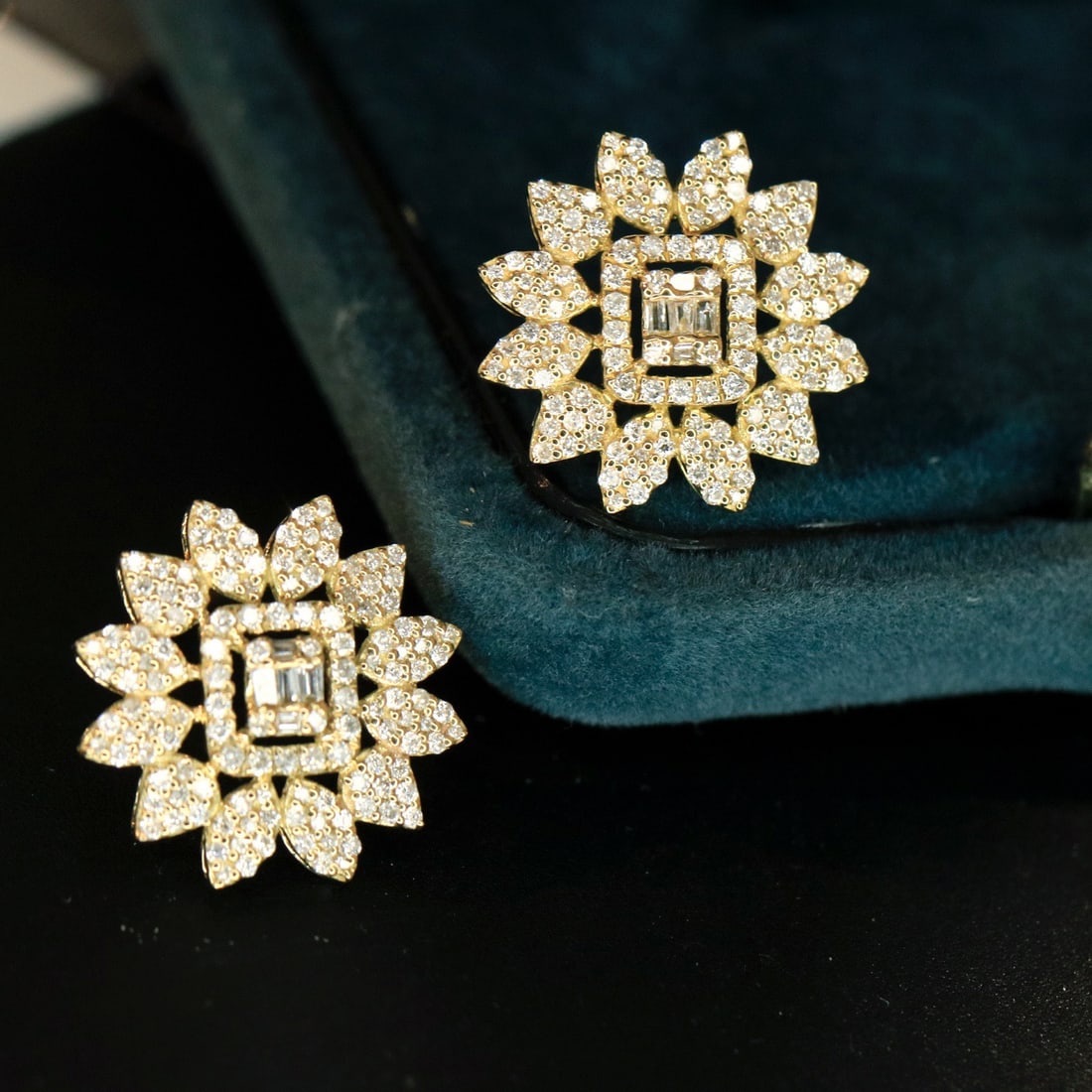 14k Gold 0.76 Ct Natural H Diamond Earrings: Ref:231128143 // gold content:14k gold // main gemstone:diamond // shape:multiple // carat weight:0. 76ct // clarity grade:vs-si // color:h // treatment:natural // Low Estimate: 2400Condition: